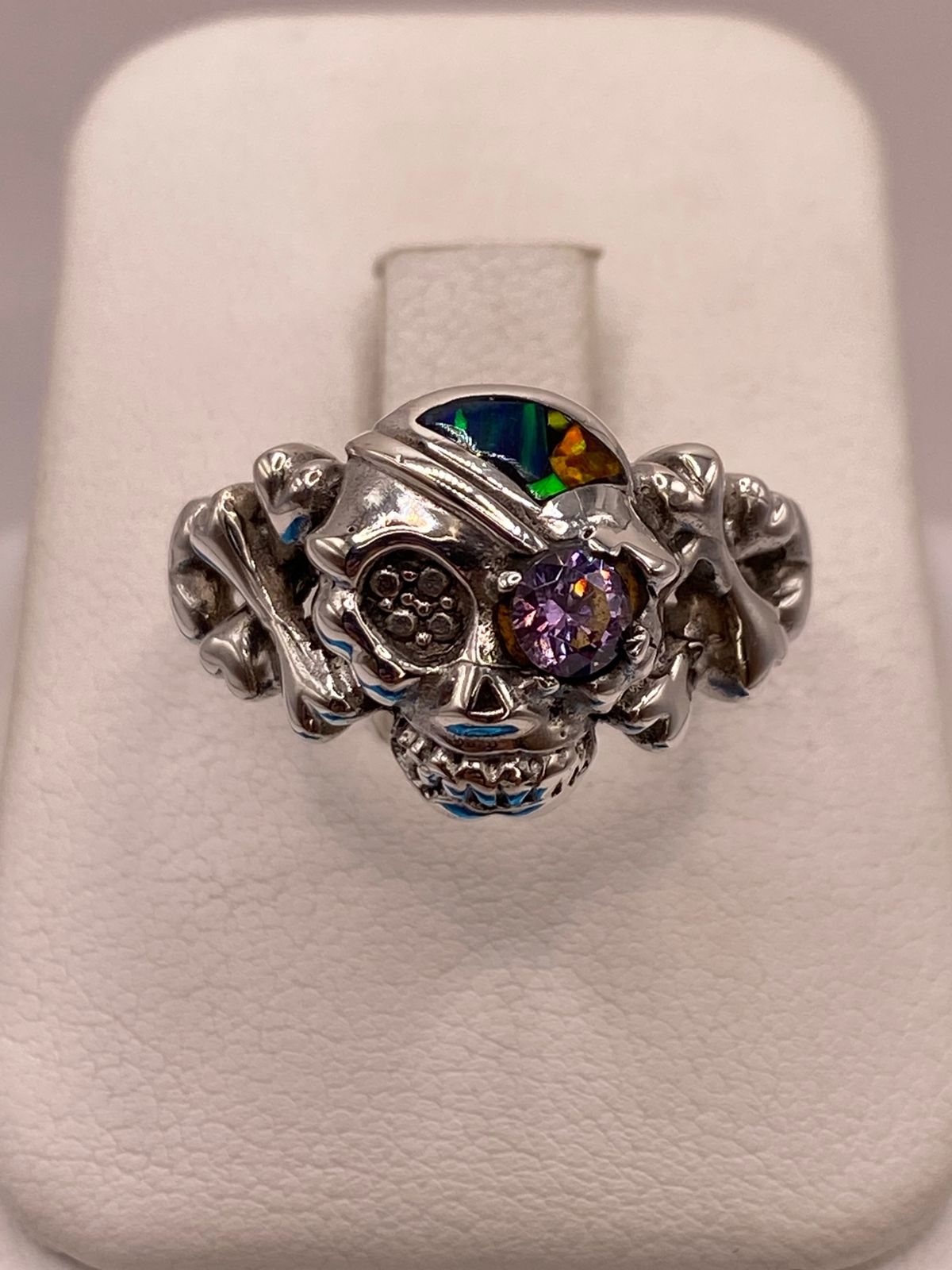 ANILLO CALAVERA DE PLATA LEY 950 CON ÓPALO DE FUEGO Y ZIRCONIA LILA