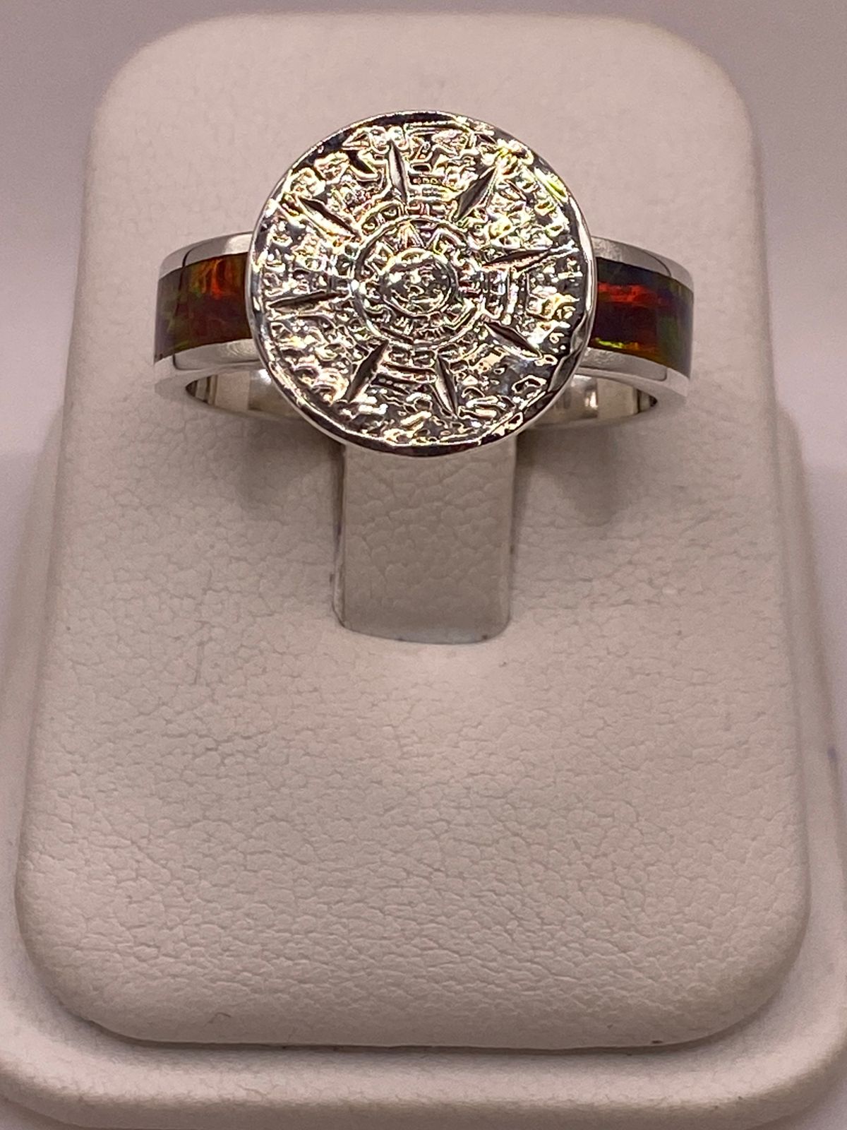 ANILLO CALENDARIO AZTECA CON ÓPALO DE FUEGO MULTICOLOR EN PLATA LEY .950