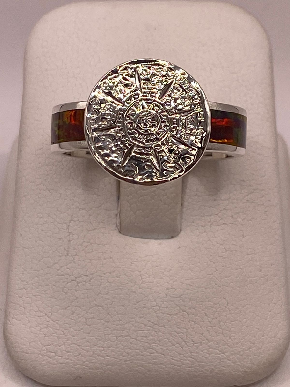 ANILLO CALENDARIO AZTECA CON ÓPALO DE FUEGO MULTICOLOR EN PLATA LEY .950