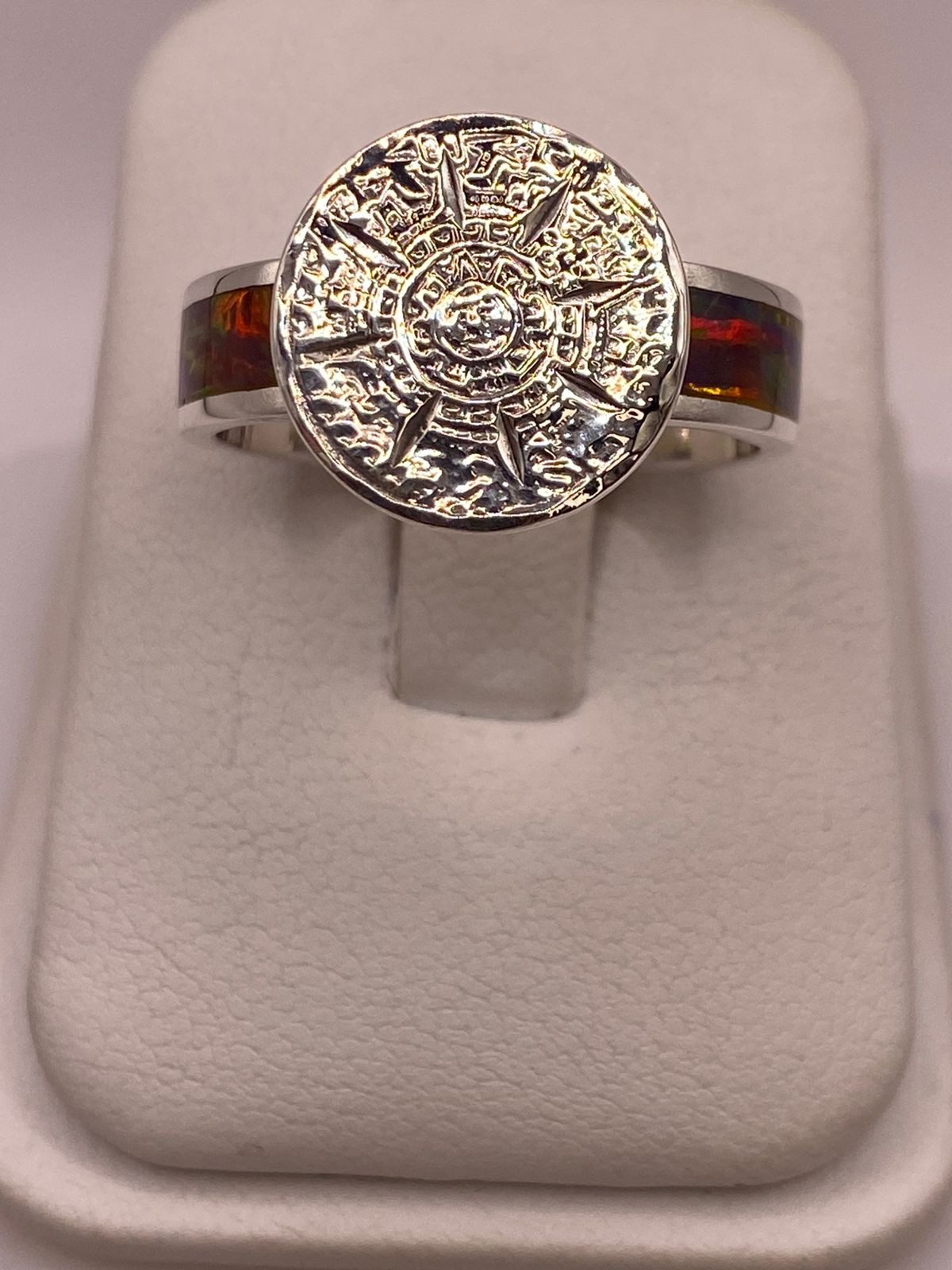 ANILLO CALENDARIO AZTECA CON ÓPALO DE FUEGO MULTICOLOR EN PLATA LEY .950
