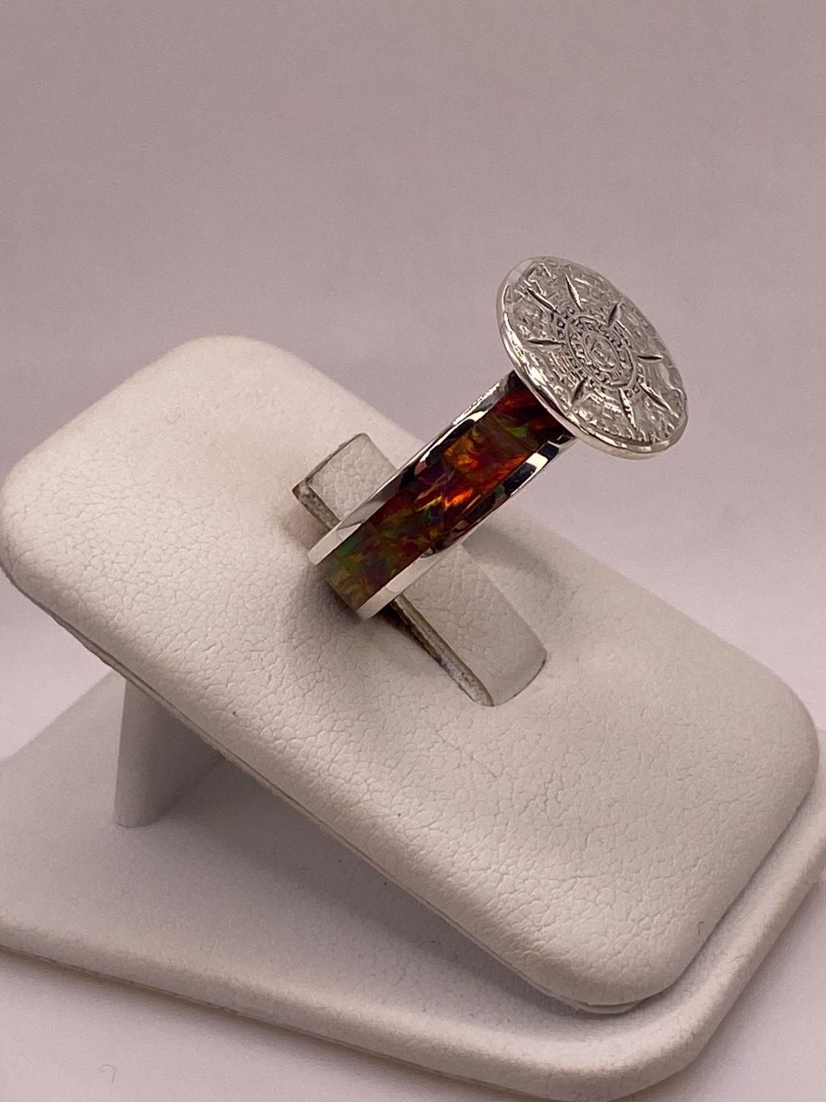 ANILLO CALENDARIO AZTECA CON ÓPALO DE FUEGO MULTICOLOR EN PLATA LEY .950