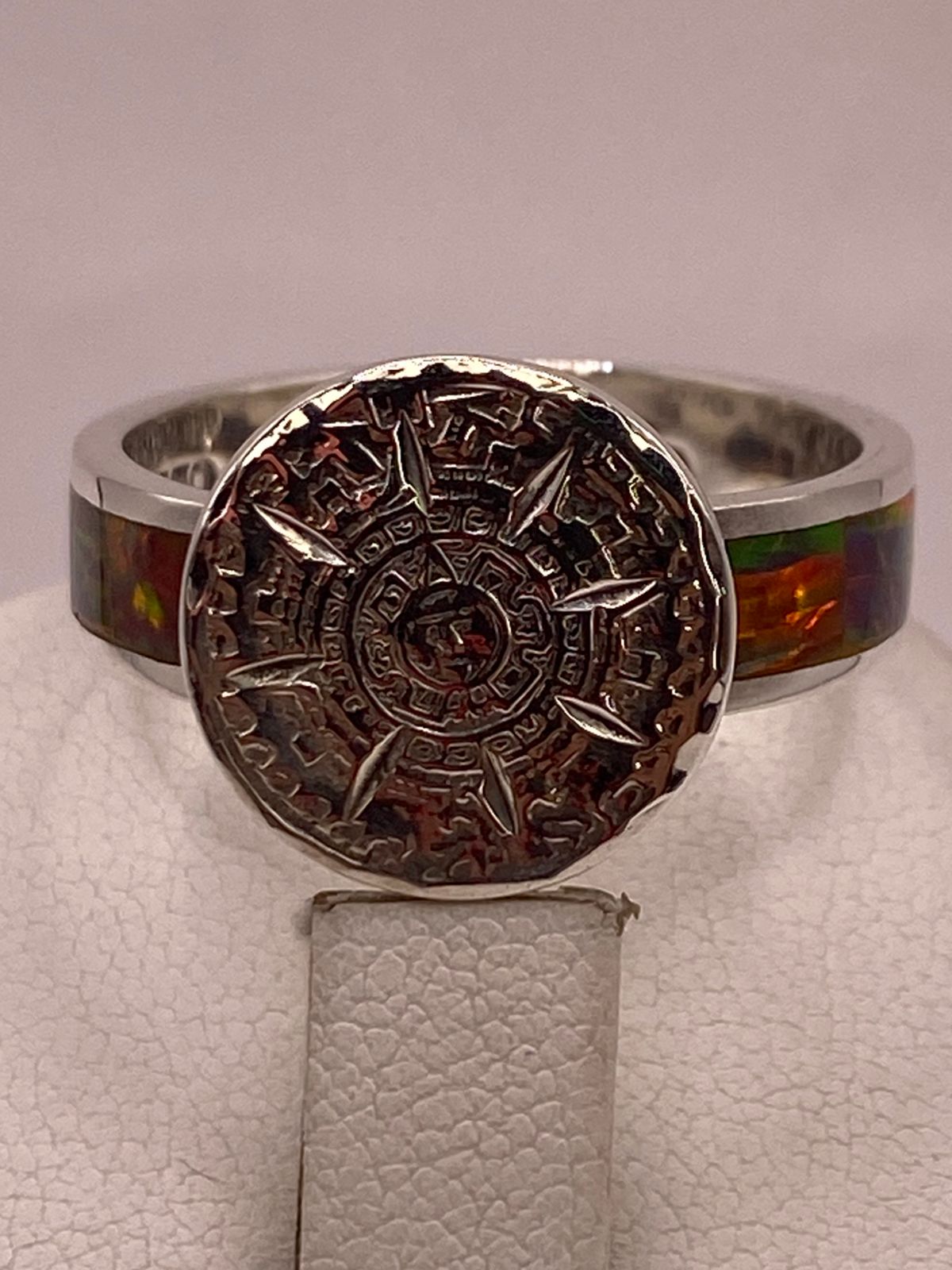 ANILLO CALENDARIO AZTECA CON ÓPALO DE FUEGO MULTICOLOR EN PLATA LEY .950