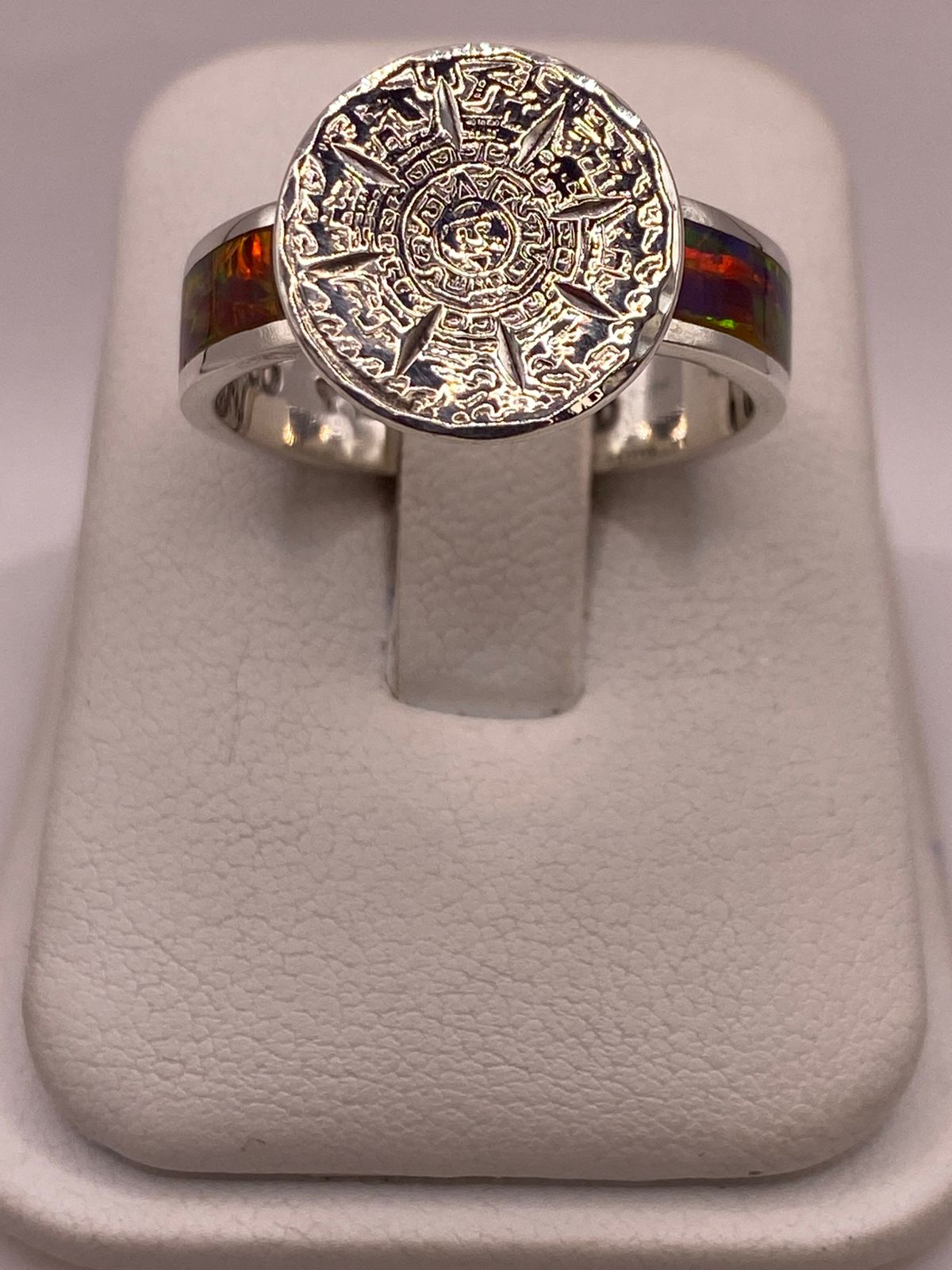 ANILLO CALENDARIO AZTECA CON ÓPALO DE FUEGO MULTICOLOR EN PLATA LEY .950