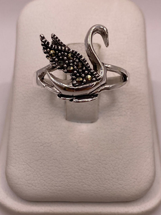 🦢 Anillo Cisne Vintage con Marquesitas en Plata Ley 925 en báscula mostrando peso