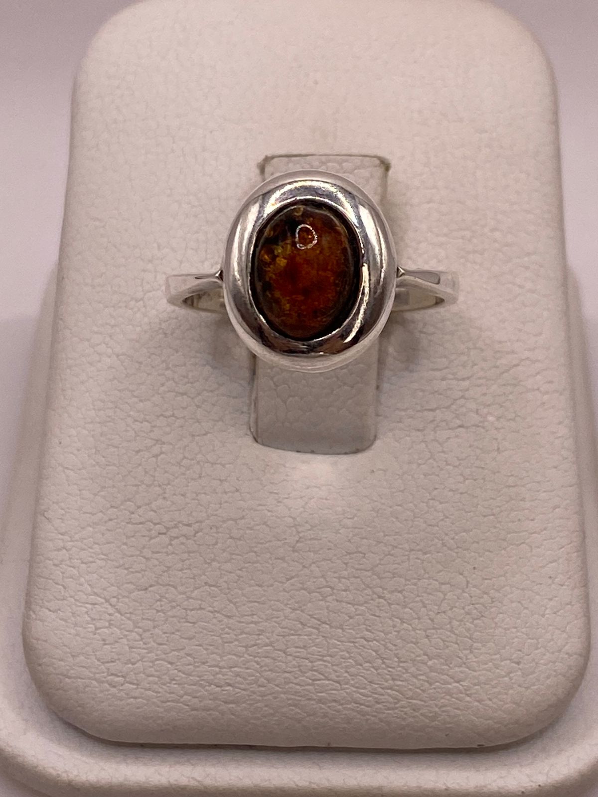 Anillo Clásico con Ámbar Natural en Plata Ley 925