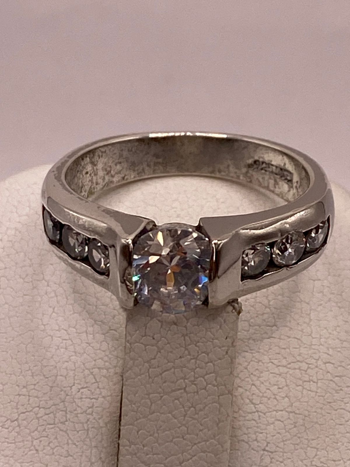 Anillo Clásico con Zirconia Central en Plata Ley 925
