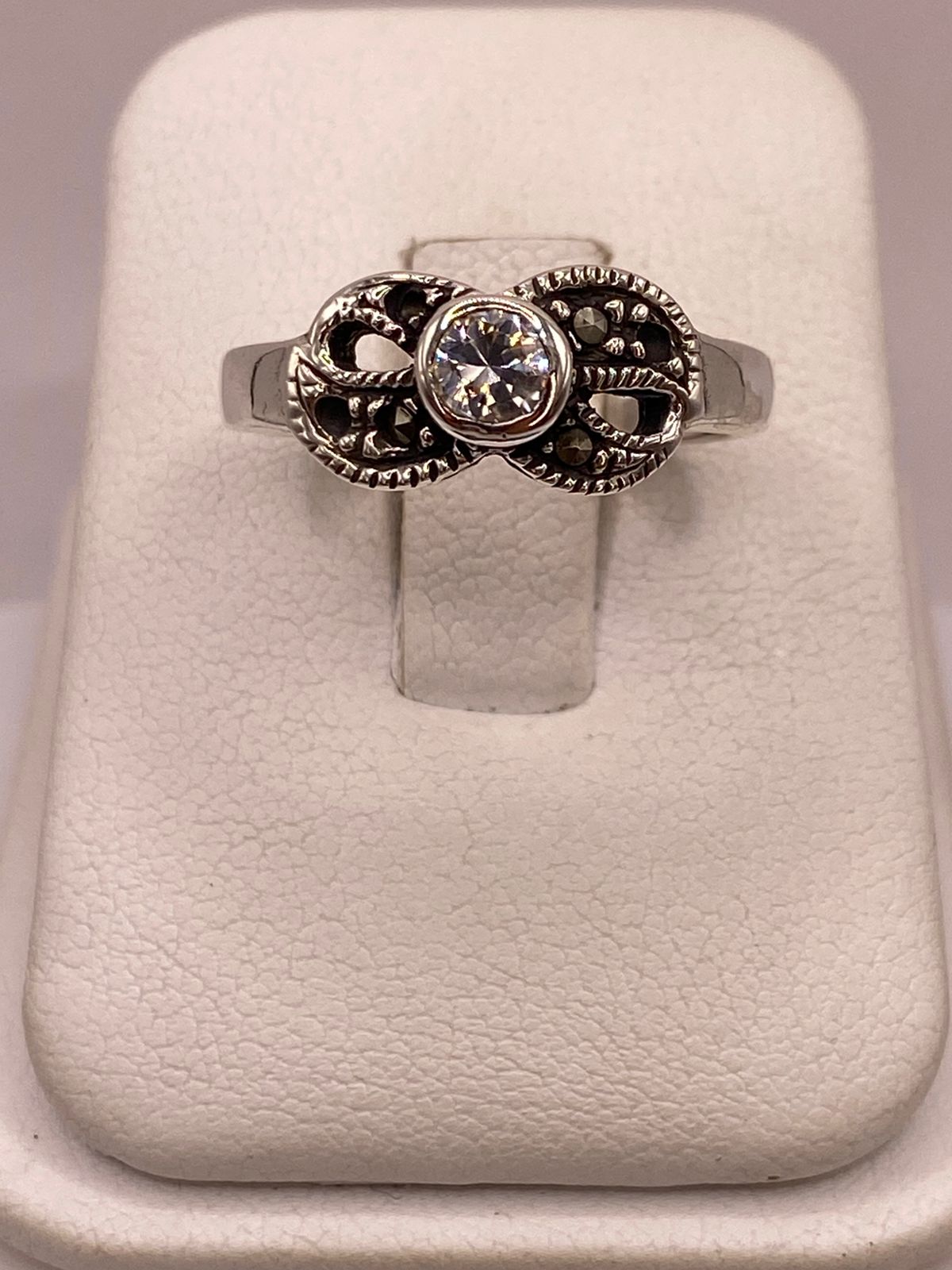 Anillo Clásico con Zirconia y Marquesitas en Plata Ley 925
