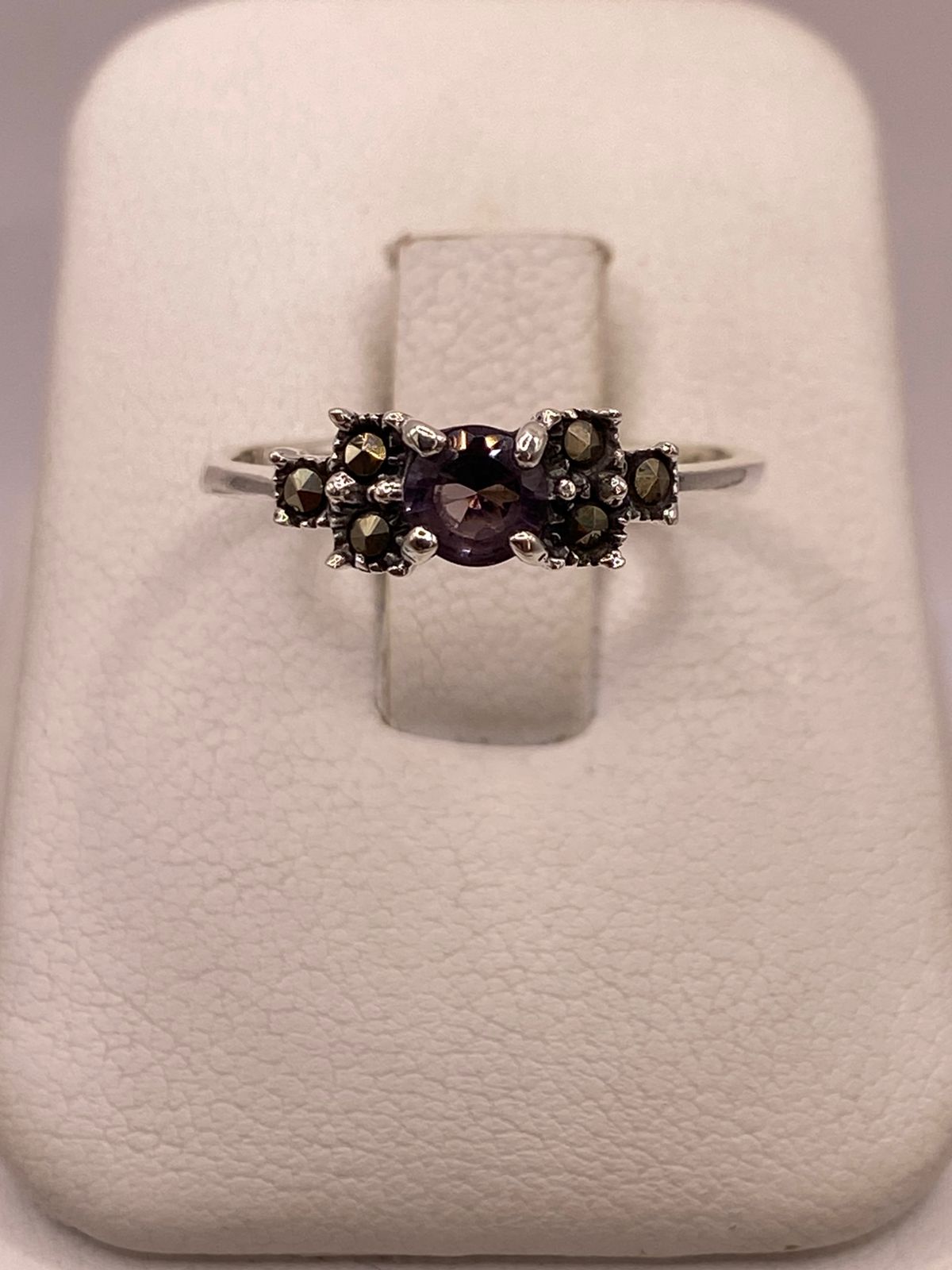 Anillo Clásico con Zirconia Morada y Marquesitas en Plata Ley 925