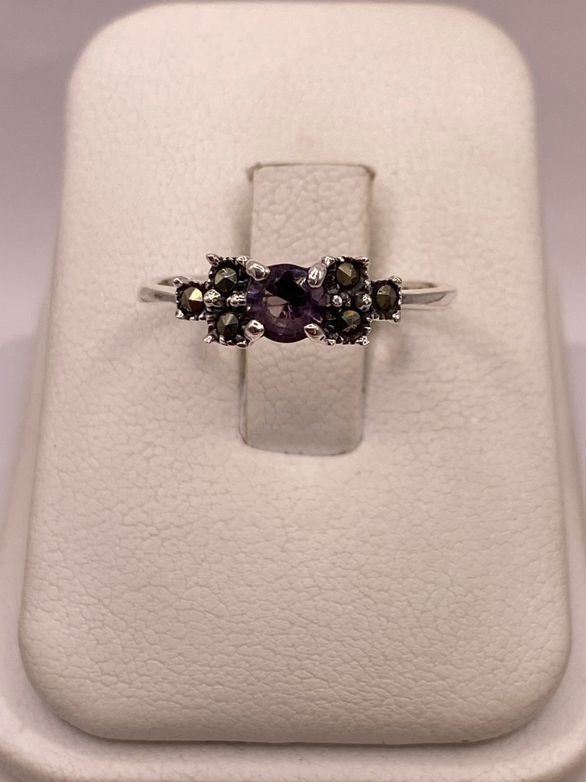 Anillo Clásico con Zirconia Morada y Marquesitas en Plata Ley 925