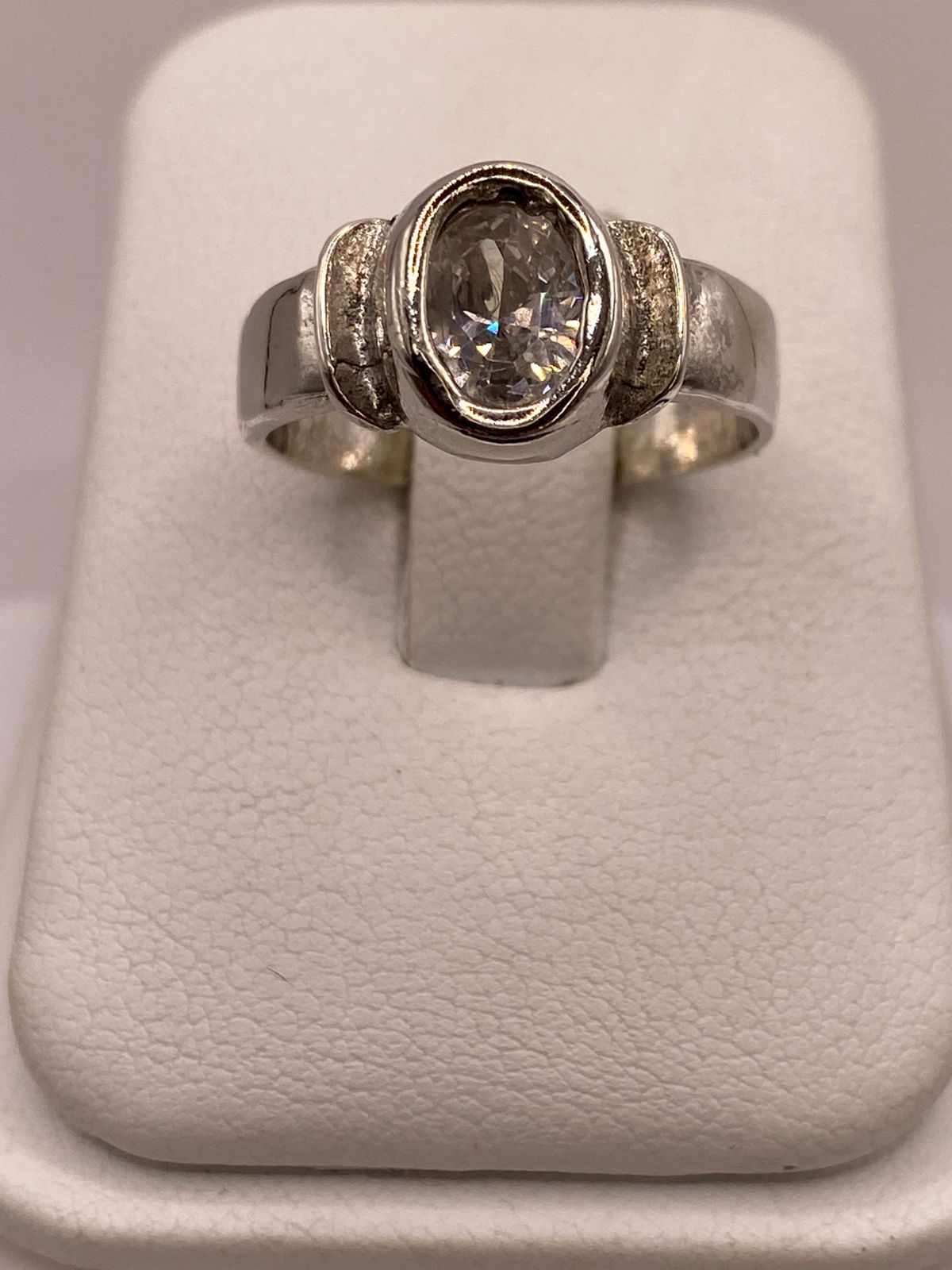 Anillo Clásico con Zirconia Transparente en Plata Ley 925