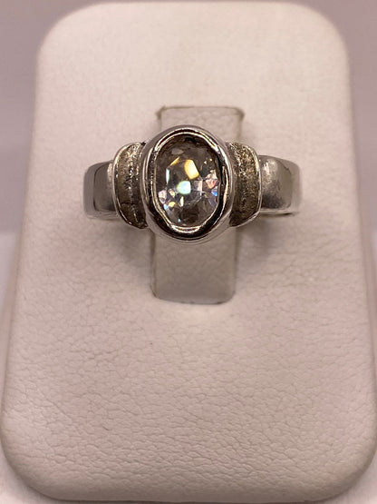 Anillo Clásico con Zirconia Transparente en Plata Ley 925, vista de detalle