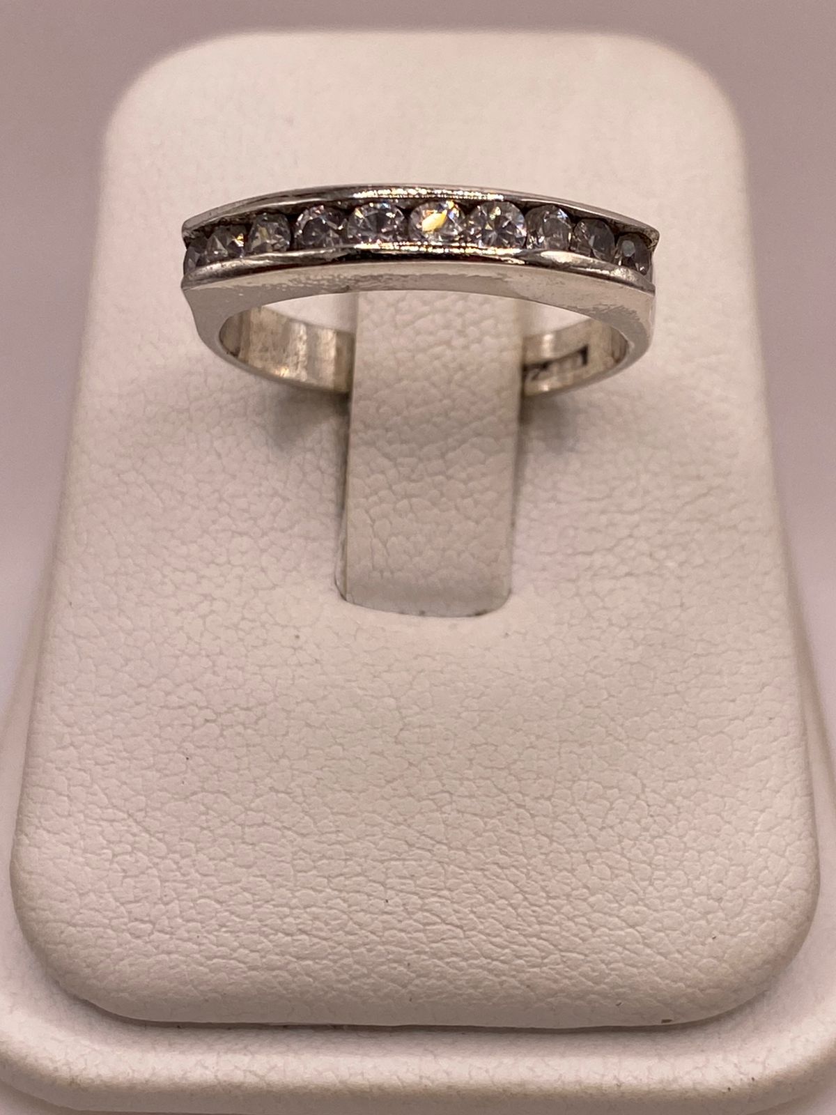 Anillo Clásico con Zirconias Brillantes en Plata Ley 925