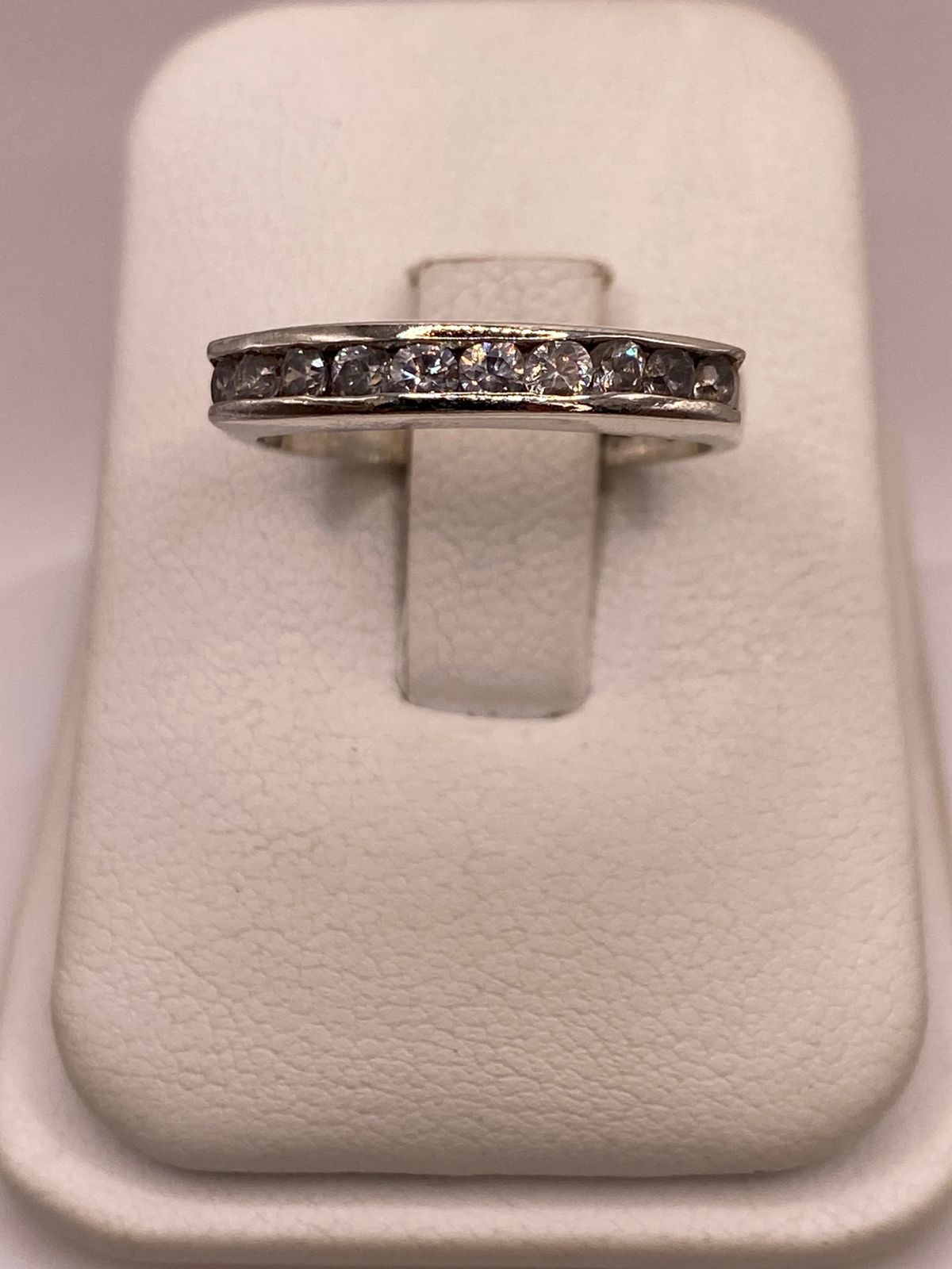 Anillo Clásico con Zirconias Brillantes en Plata Ley 925