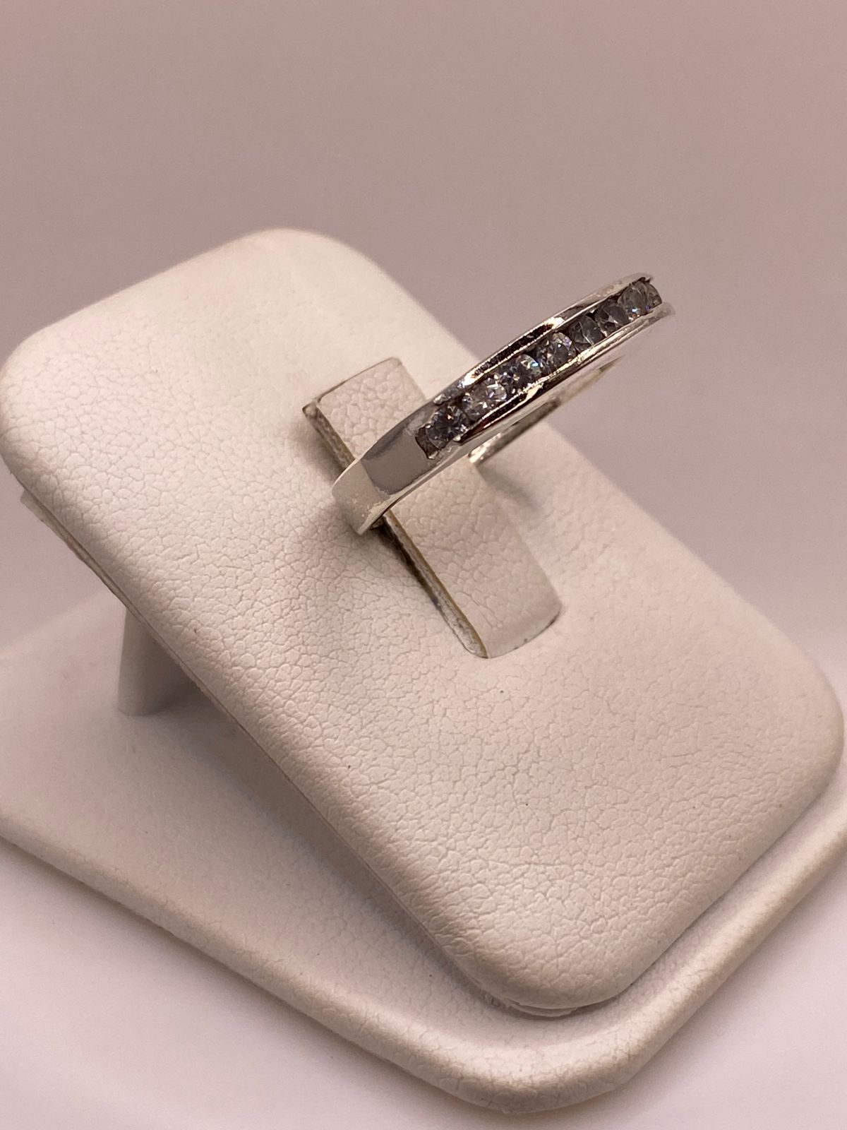 Anillo Clásico con Zirconias Brillantes en Plata Ley 925