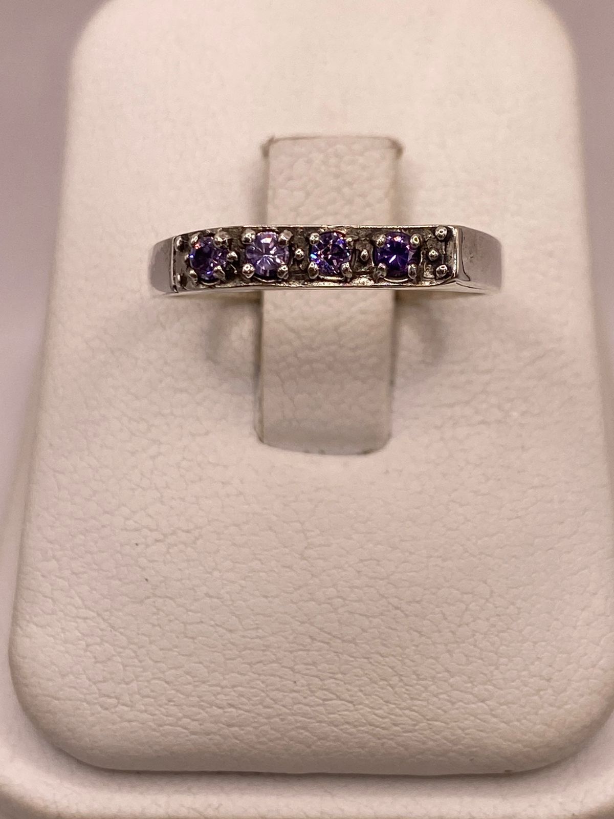 Anillo Clásico con Zirconias Moradas en Plata Ley 925