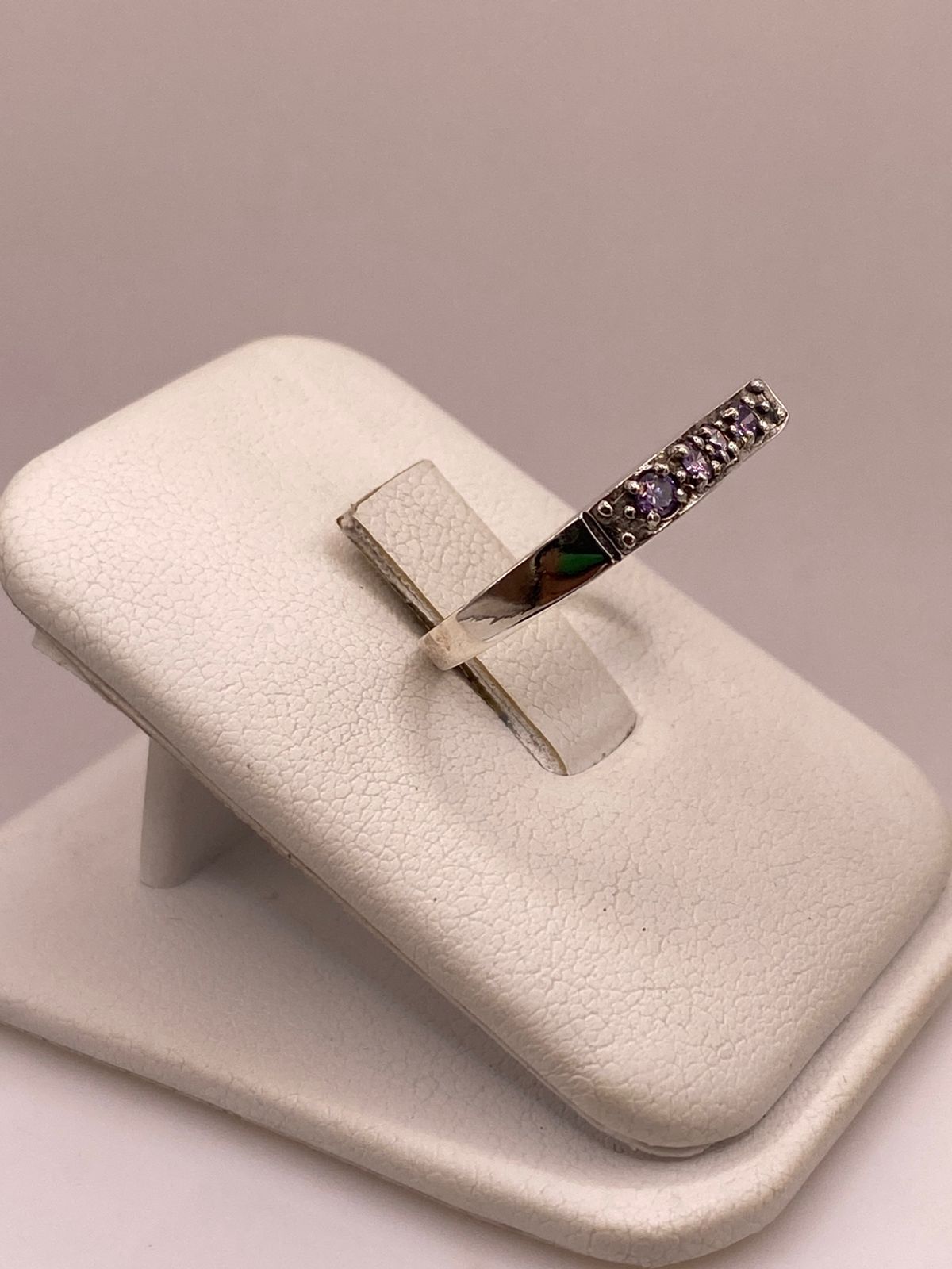 Anillo Clásico con Zirconias Moradas en Plata Ley 925