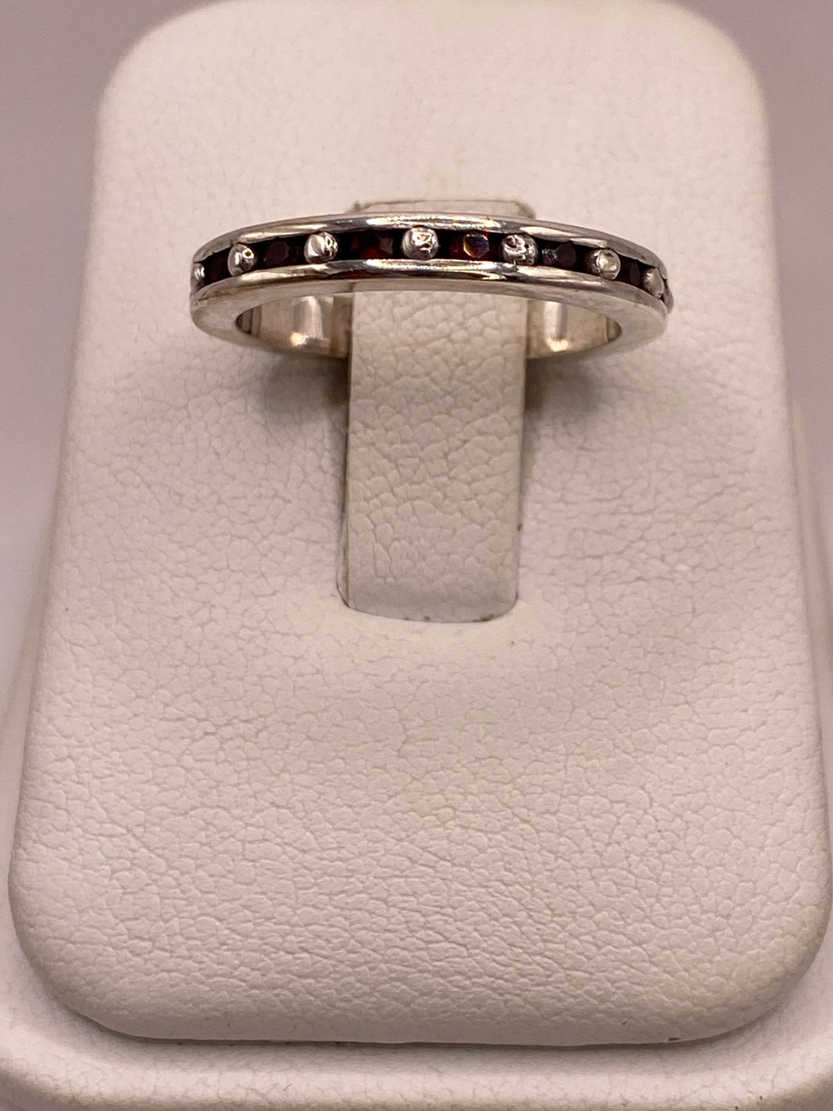 Anillo Clásico con Zirconias Rojo Oscuro en Plata Ley 925