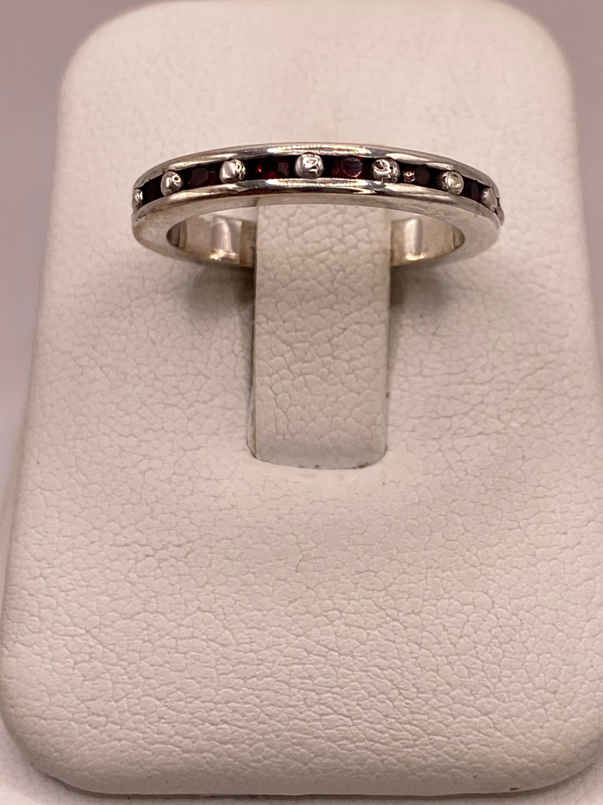Anillo Clásico con Zirconias Rojo Oscuro en Plata Ley 925