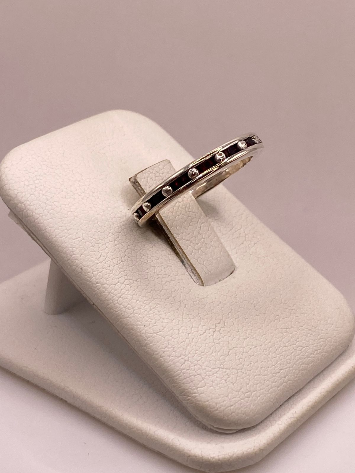 Anillo Clásico con Zirconias Rojo Oscuro en Plata Ley 925