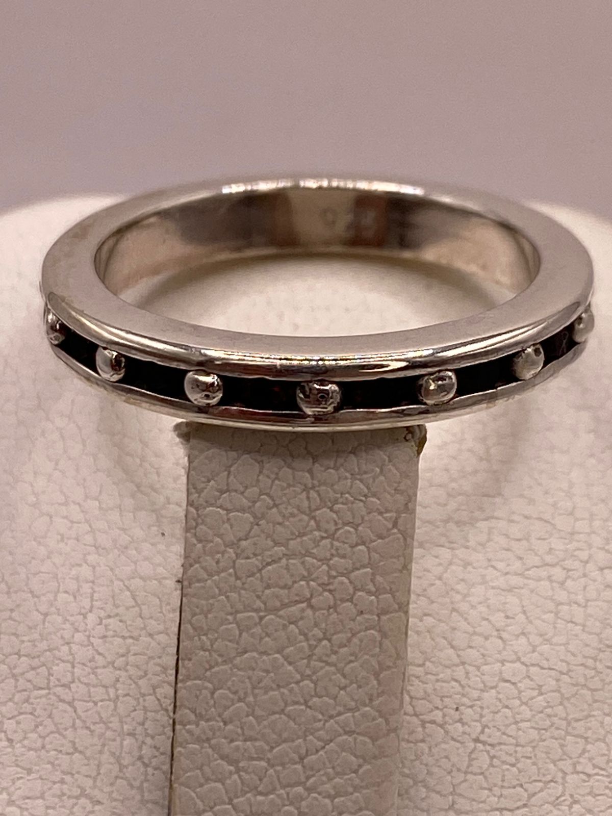 Anillo Clásico con Zirconias Rojo Oscuro en Plata Ley 925