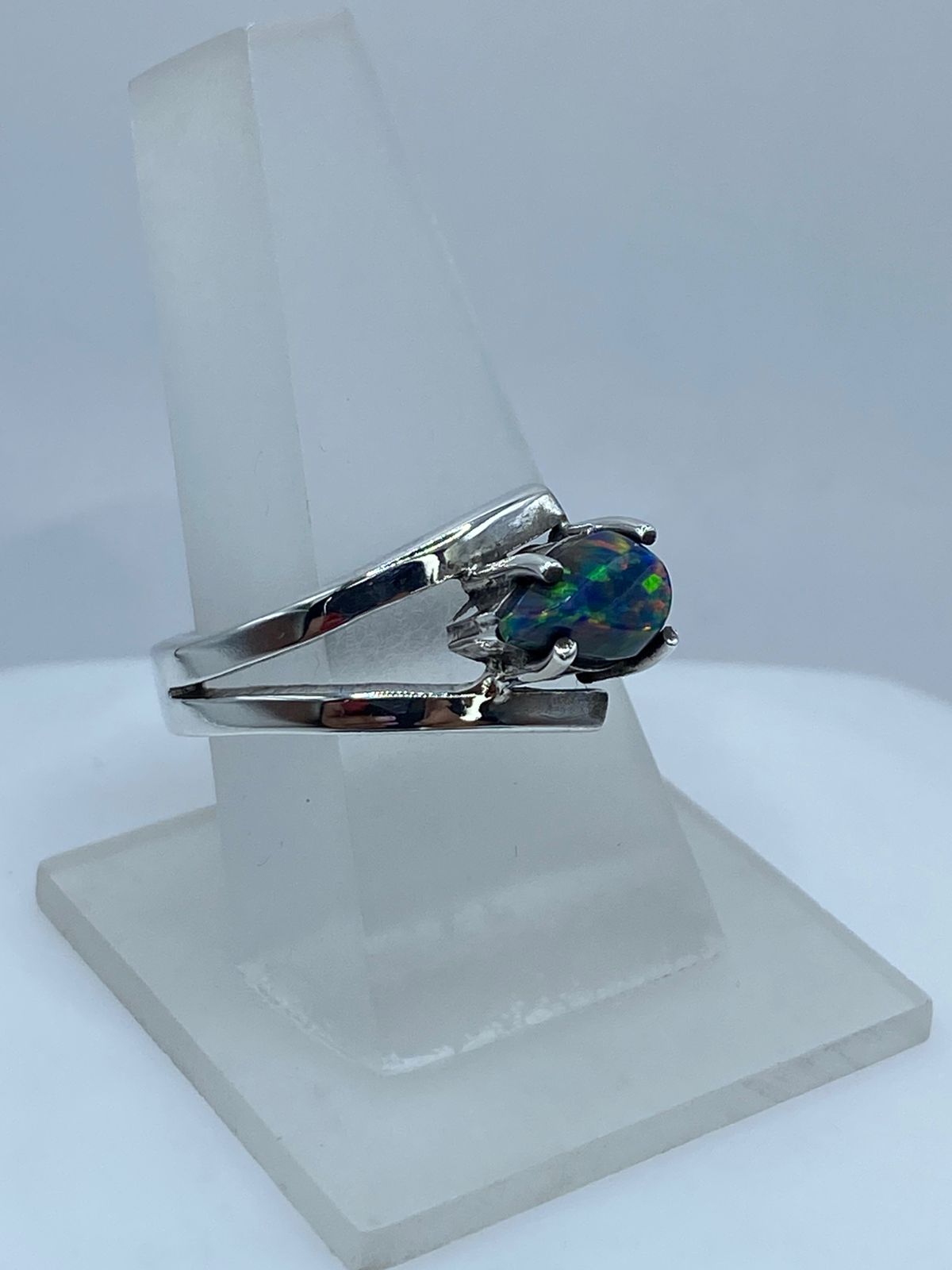 ANILLO CONTEMPORÁNEO CON ÓPALO DE FUEGO EN PLATA LEY .925