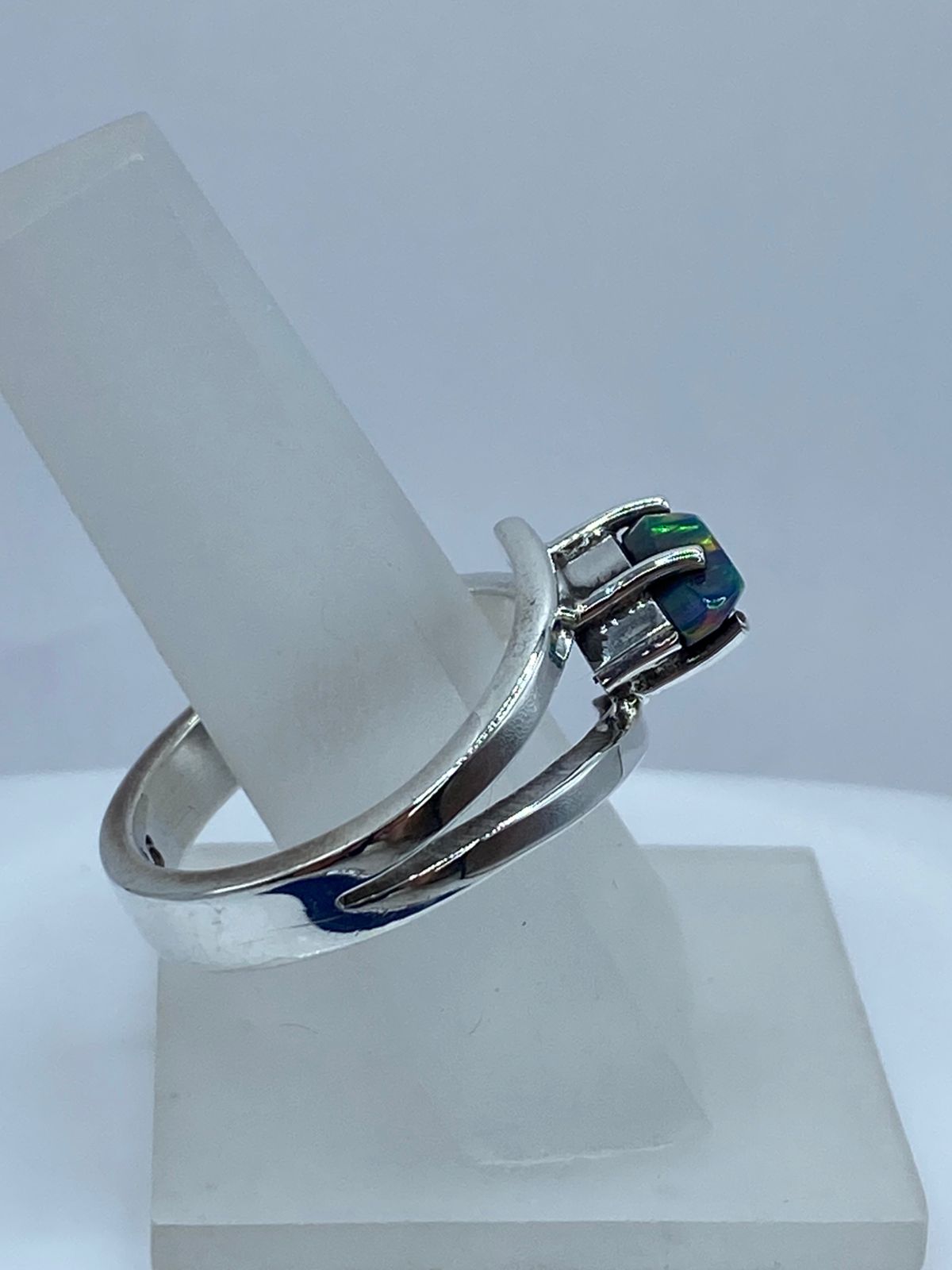 ANILLO CONTEMPORÁNEO CON ÓPALO DE FUEGO EN PLATA LEY .925