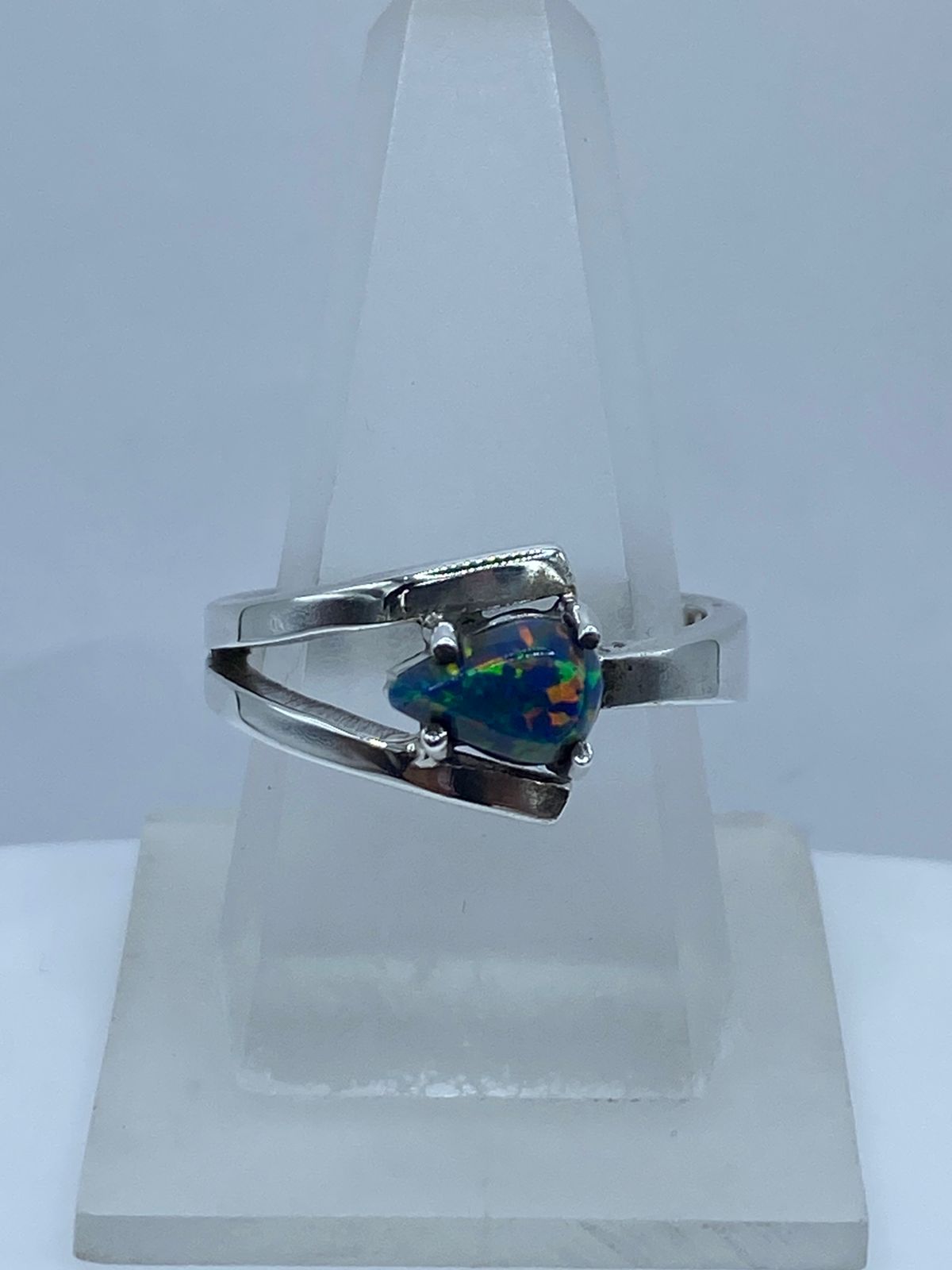 ANILLO CONTEMPORÁNEO CON ÓPALO DE FUEGO EN PLATA LEY .925