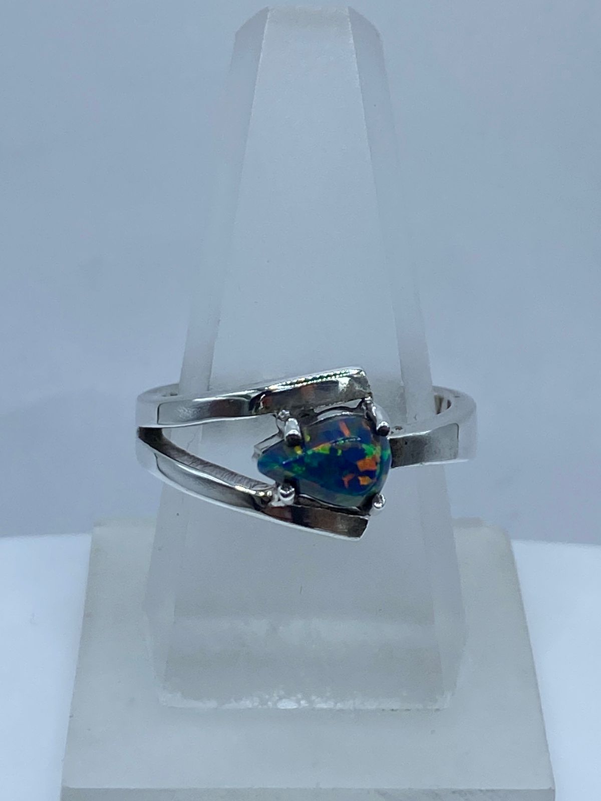 ANILLO CONTEMPORÁNEO CON ÓPALO DE FUEGO EN PLATA LEY .925