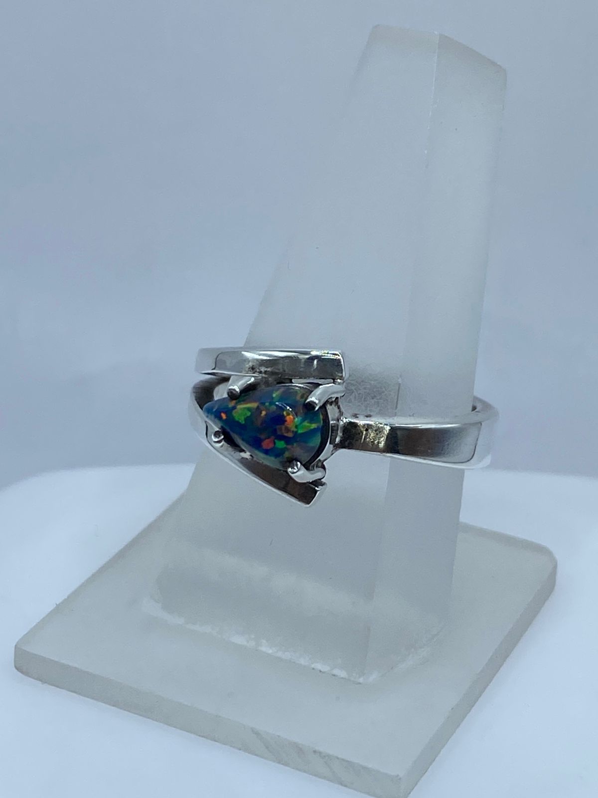 ANILLO CONTEMPORÁNEO CON ÓPALO DE FUEGO EN PLATA LEY .925