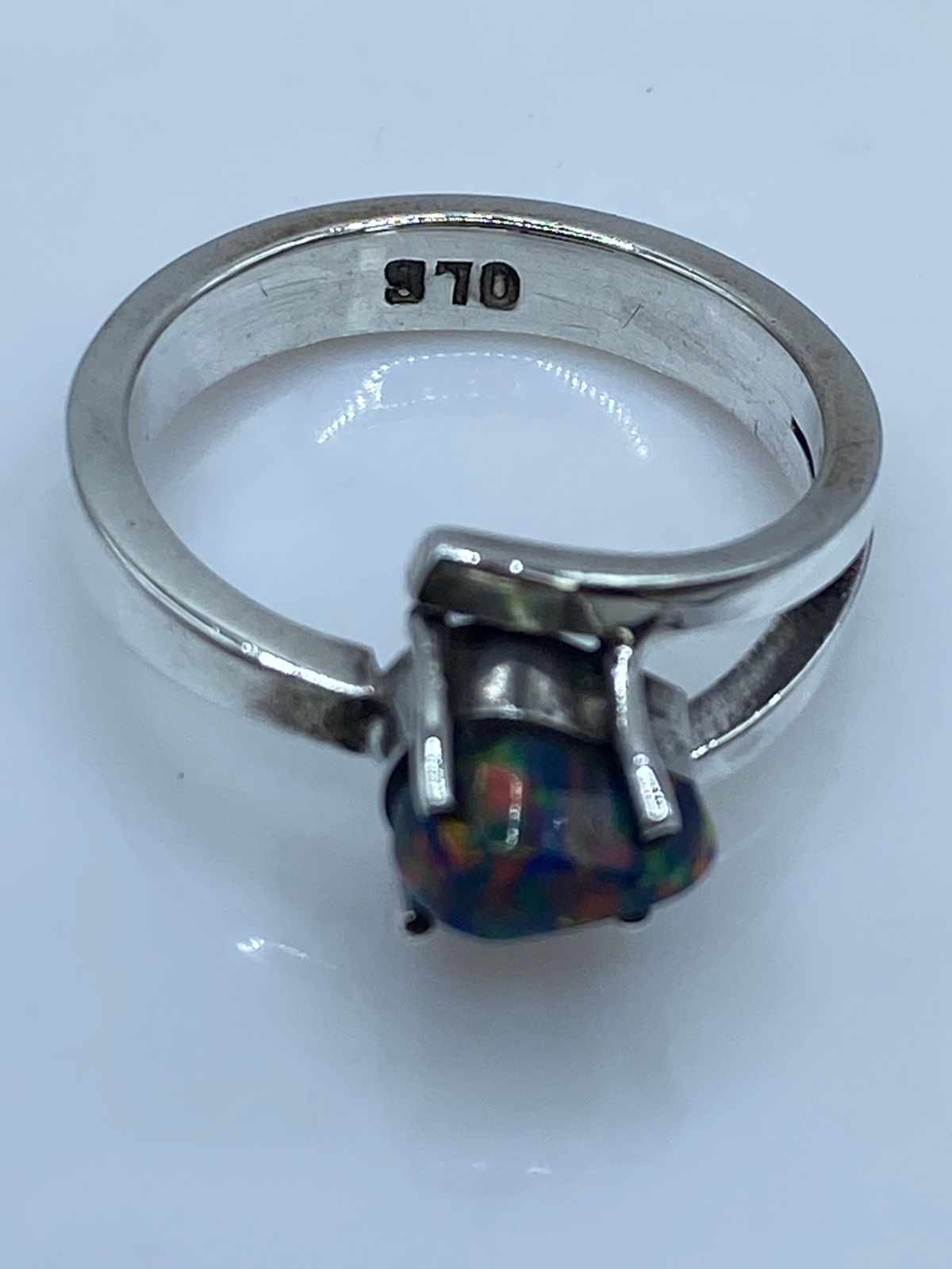 ANILLO CONTEMPORÁNEO CON ÓPALO DE FUEGO EN PLATA LEY .925