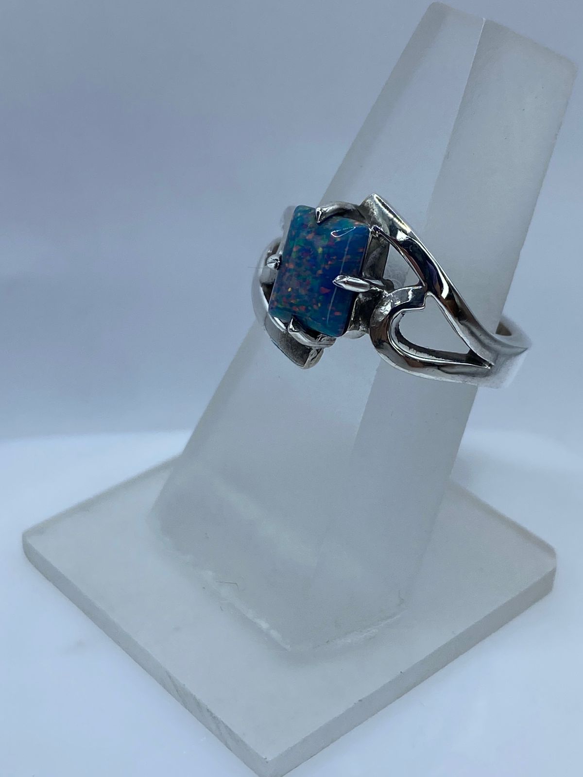 💍 ANILLO CONTEMPORÁNEO CON ÓPALO DE FUEGO EN PLATA LEY .925