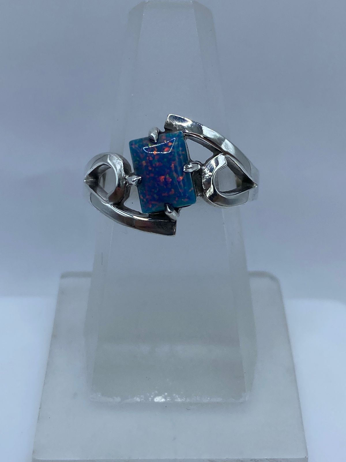 💍 ANILLO CONTEMPORÁNEO CON ÓPALO DE FUEGO EN PLATA LEY .925