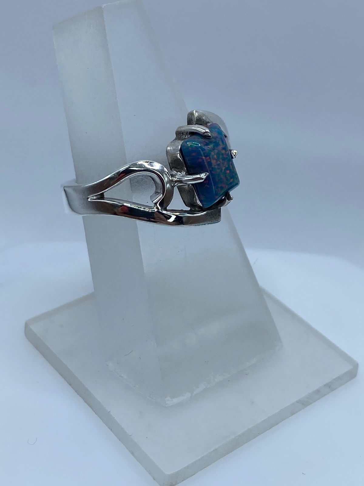 💍 ANILLO CONTEMPORÁNEO CON ÓPALO DE FUEGO EN PLATA LEY .925