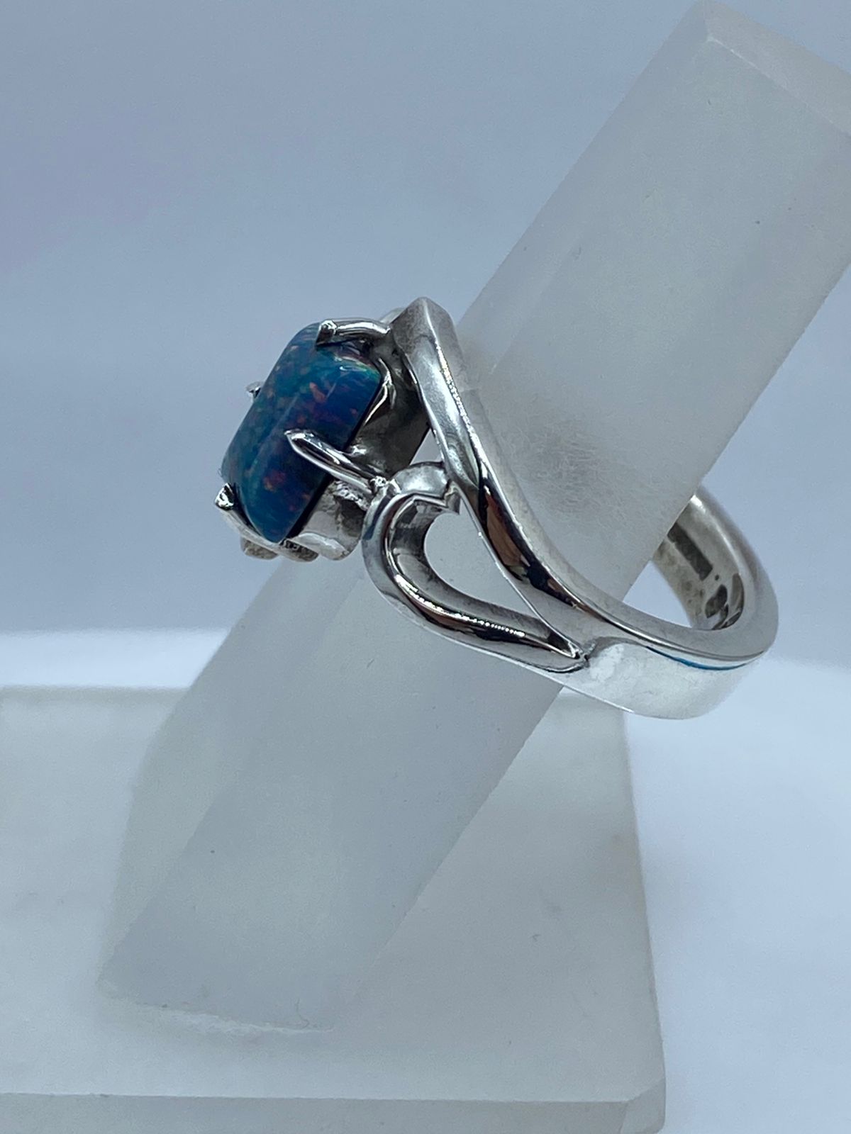 💍 ANILLO CONTEMPORÁNEO CON ÓPALO DE FUEGO EN PLATA LEY .925
