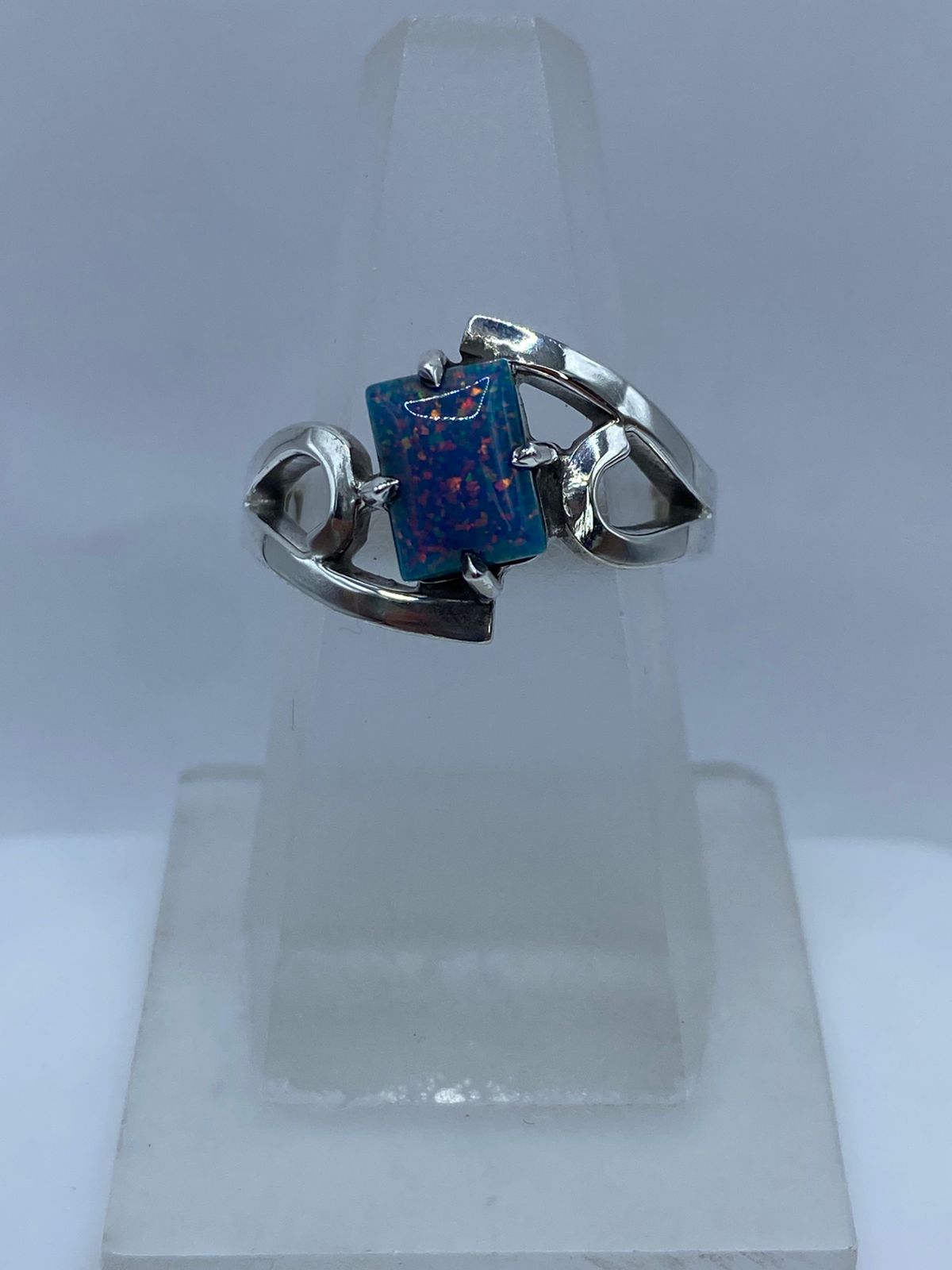 💍 ANILLO CONTEMPORÁNEO CON ÓPALO DE FUEGO EN PLATA LEY .925