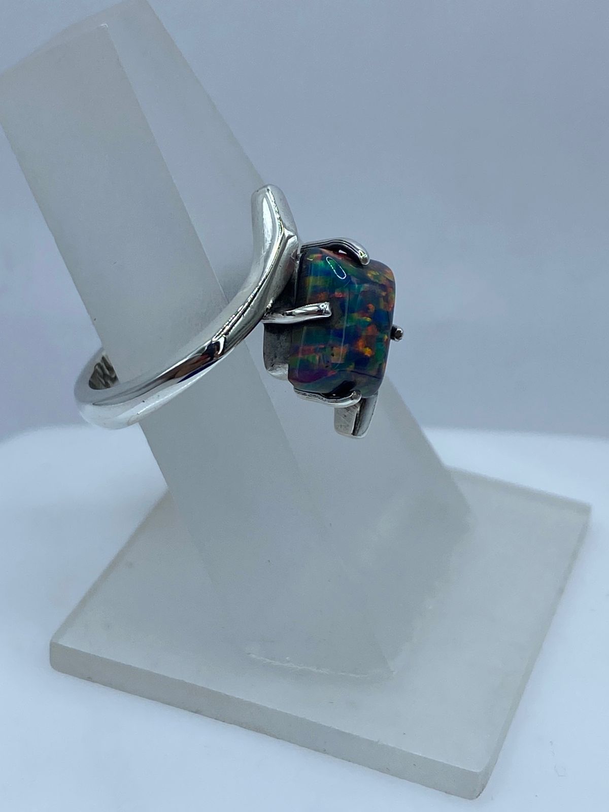 ANILLO CONTEMPORÁNEO CON ÓPALO DE FUEGO EN PLATA .925