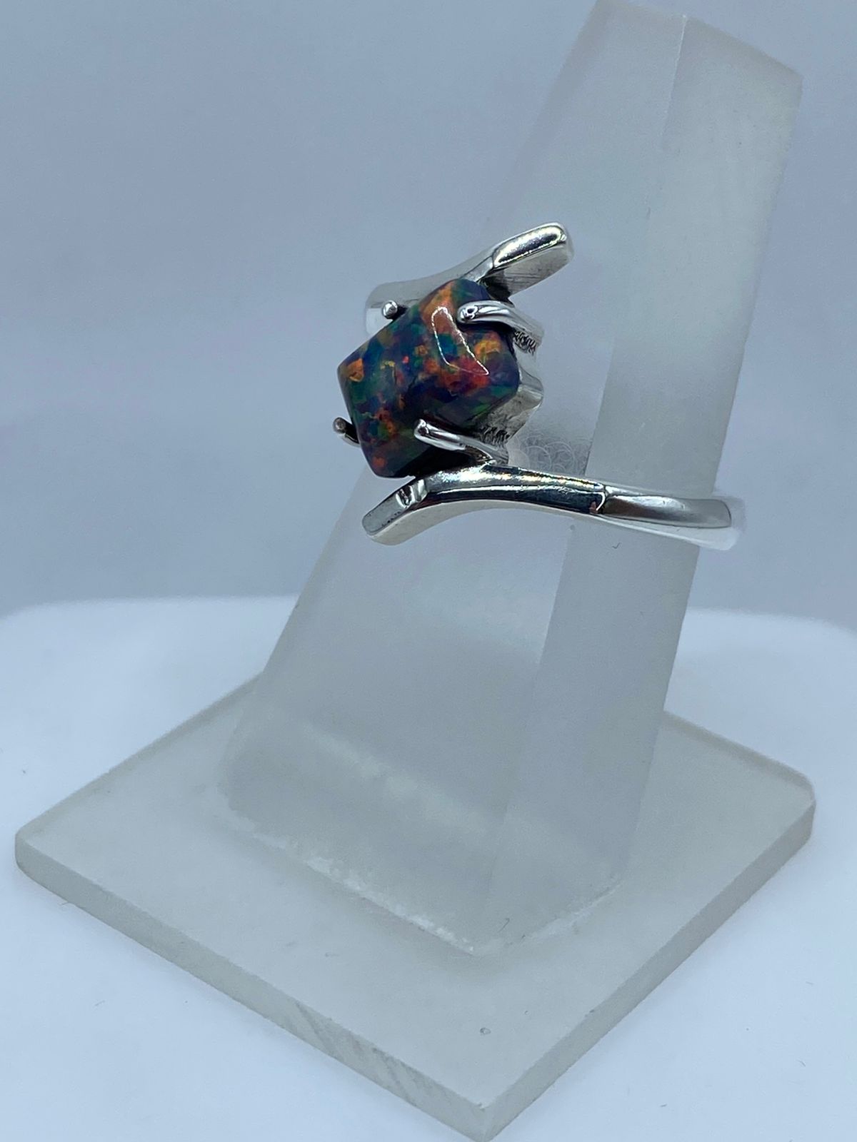 ANILLO CONTEMPORÁNEO CON ÓPALO DE FUEGO EN PLATA .925