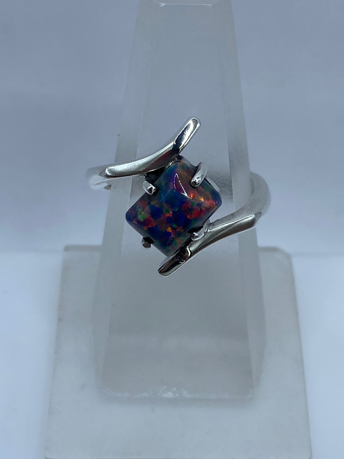 ANILLO CONTEMPORÁNEO CON ÓPALO DE FUEGO EN PLATA .925