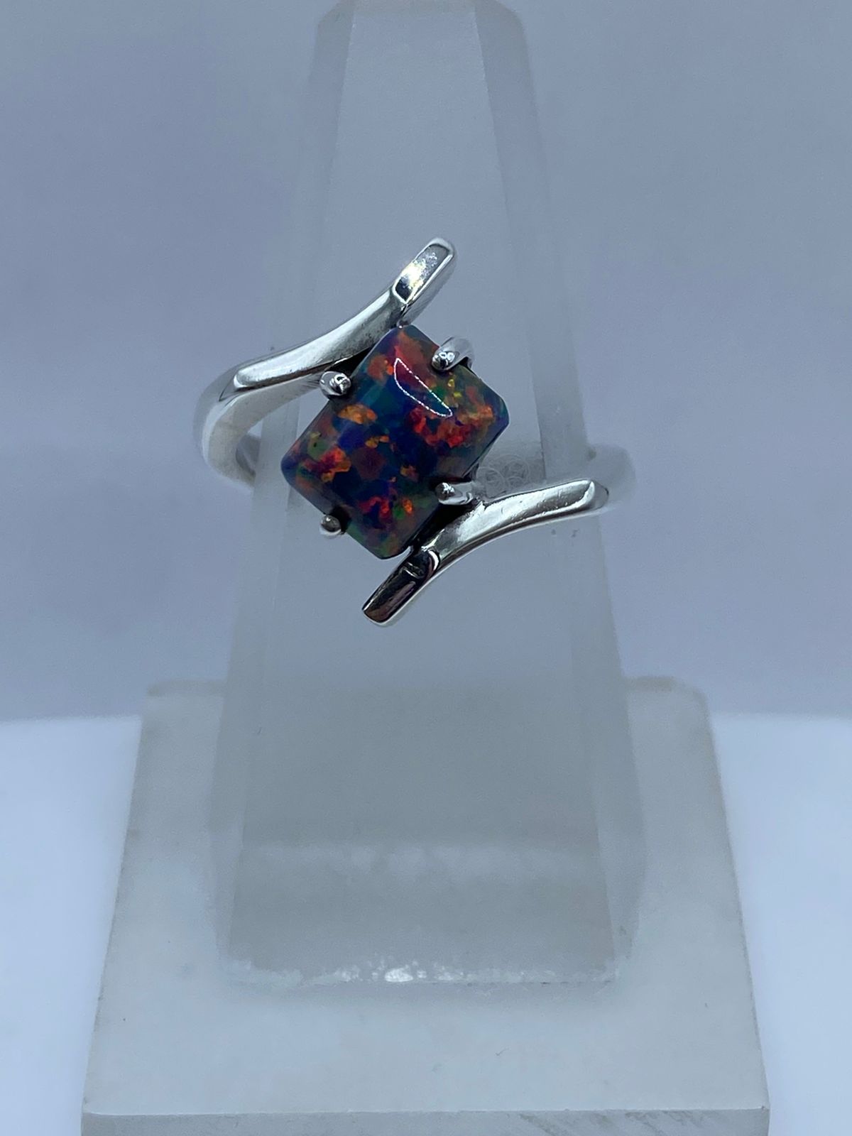 ANILLO CONTEMPORÁNEO CON ÓPALO DE FUEGO EN PLATA .925