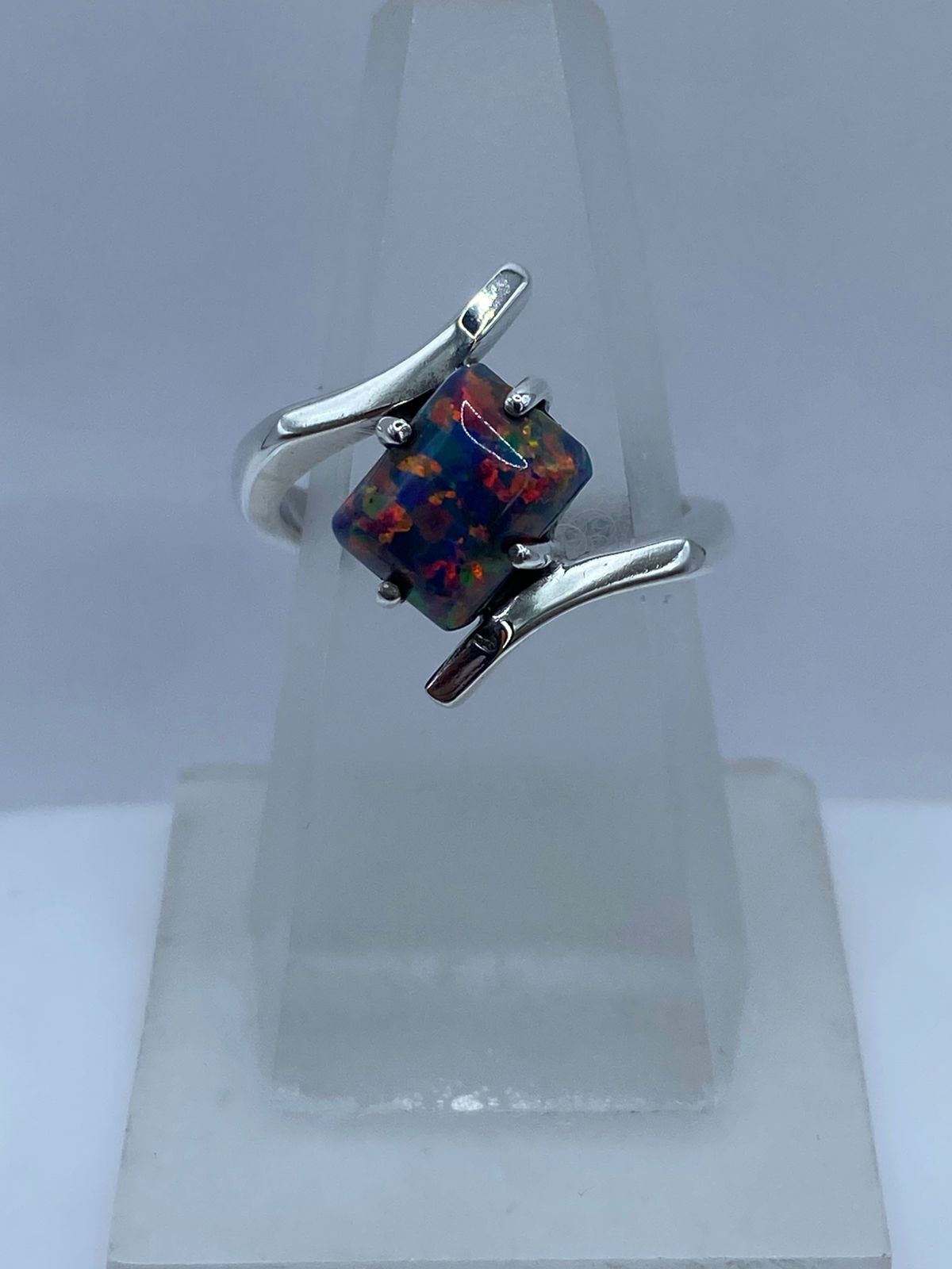 ANILLO CONTEMPORÁNEO CON ÓPALO DE FUEGO EN PLATA .925