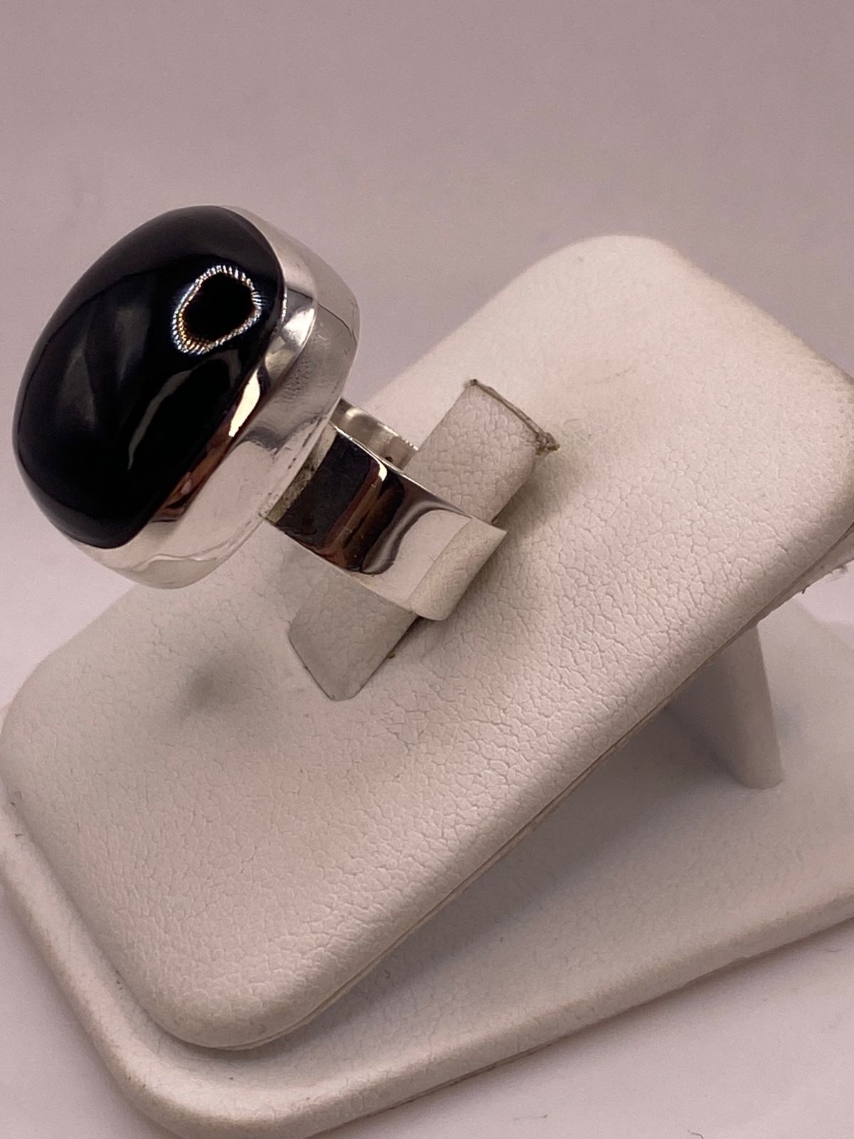 ANILLO CONTEMPORÁNEO DE PLATA LEY 925 CON ÓNIX NEGRO