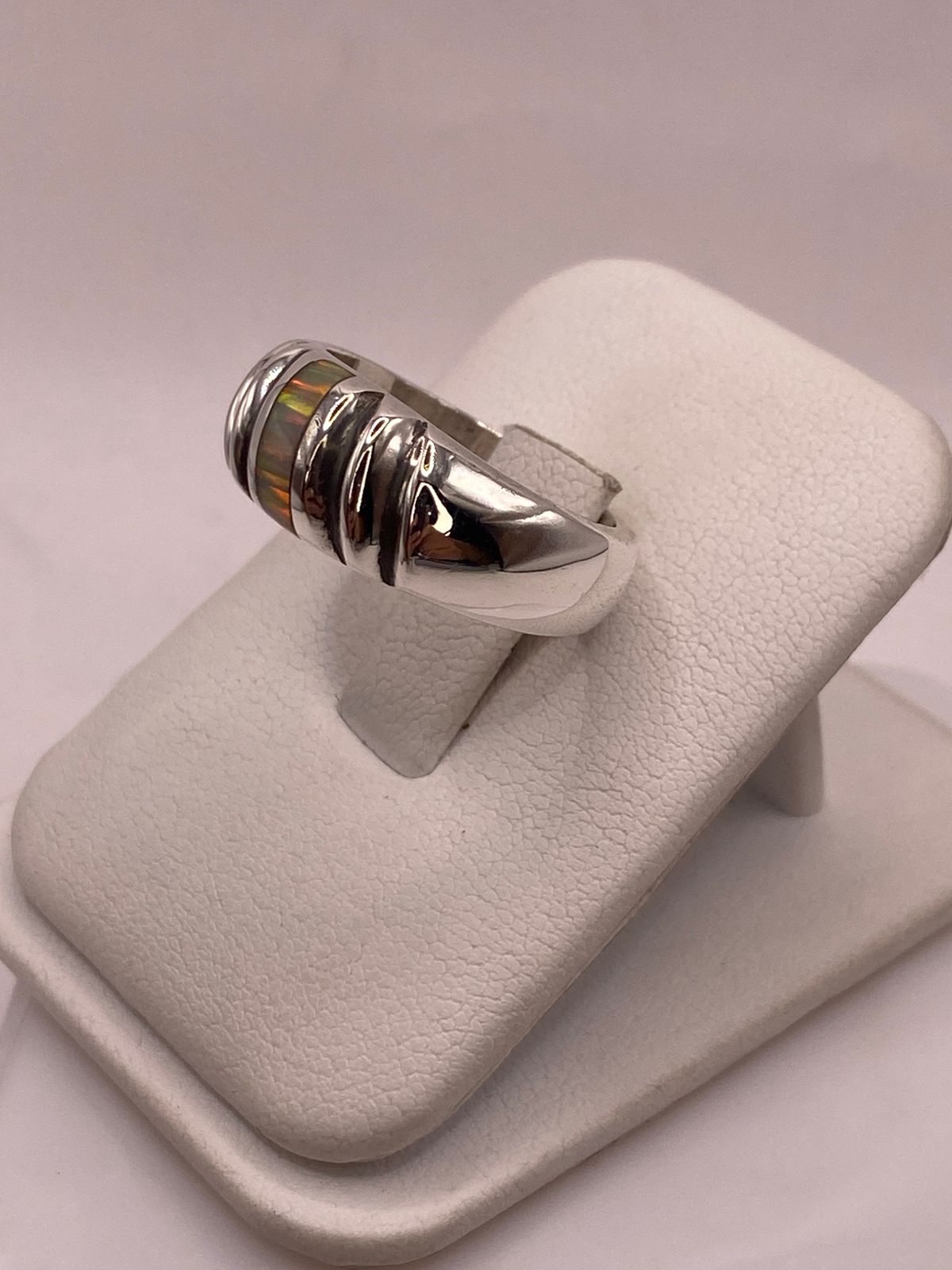 ANILLO CONTEMPORÁNEO DE PLATA LEY 925 CON ÓPALO DE FUEGO EN DISEÑO TEXTURIZADO