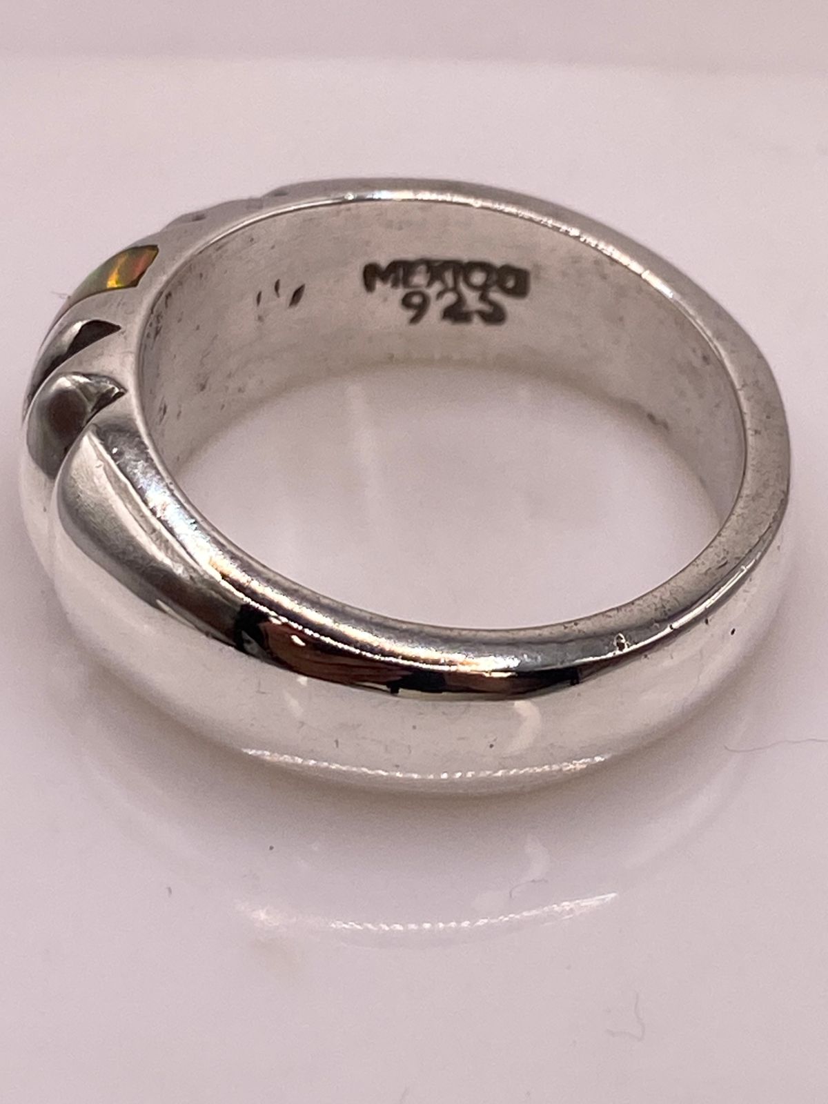 ANILLO CONTEMPORÁNEO DE PLATA LEY 925 CON ÓPALO DE FUEGO EN DISEÑO TEXTURIZADO