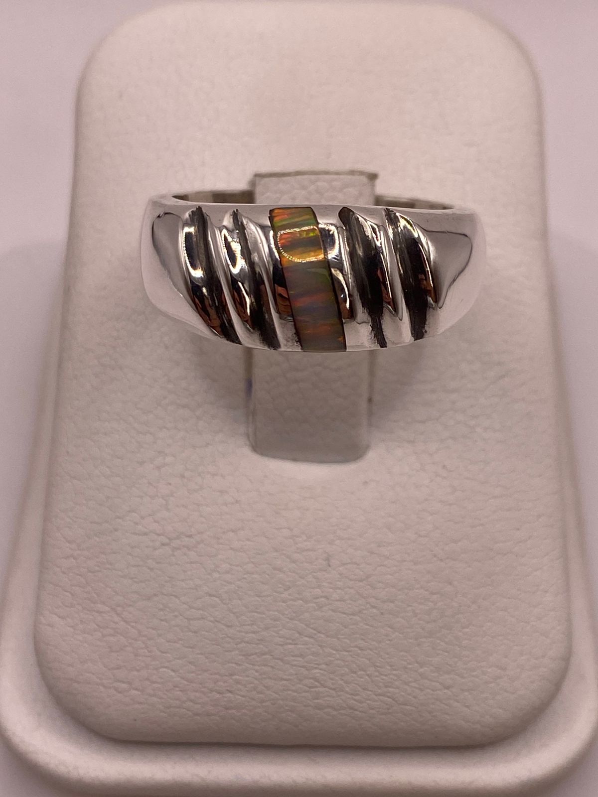 ANILLO CONTEMPORÁNEO DE PLATA LEY 925 CON ÓPALO DE FUEGO EN DISEÑO TEXTURIZADO