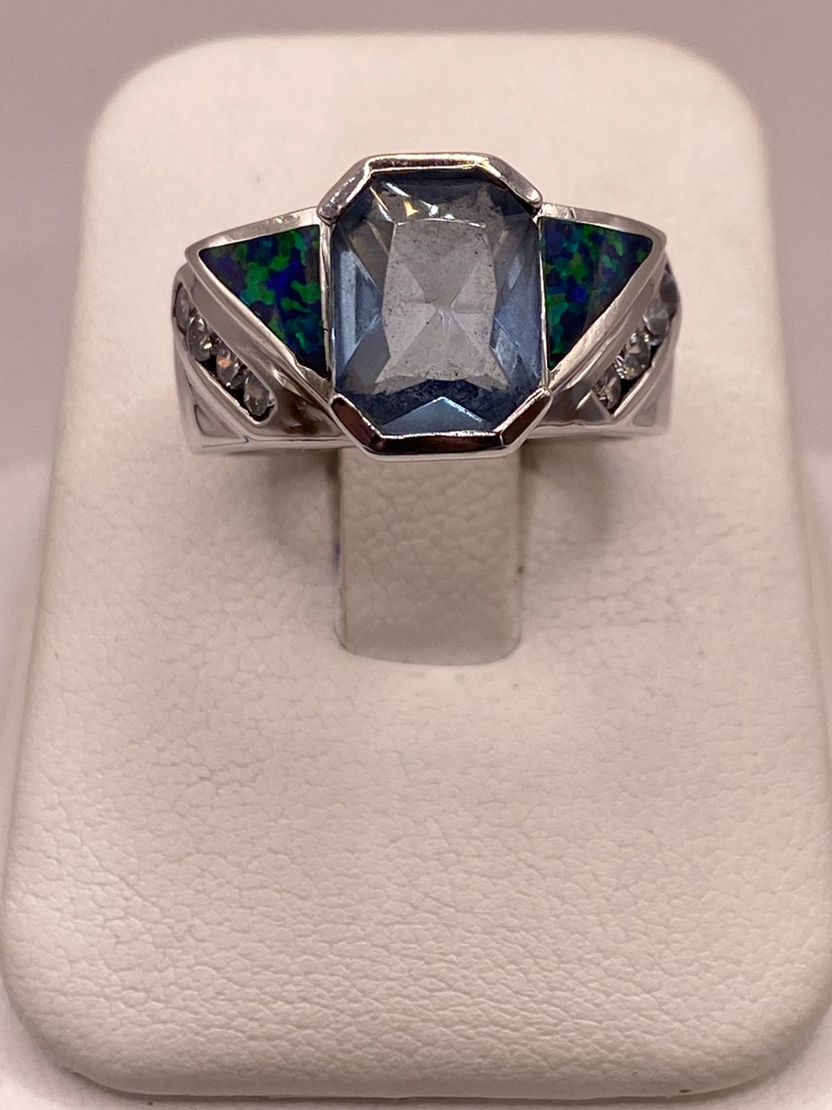 ANILLO CONTEMPORÁNEO DE PLATA LEY 925 CON ÓPALO DE FUEGO Y ZIRCONIA AZUL CELESTE