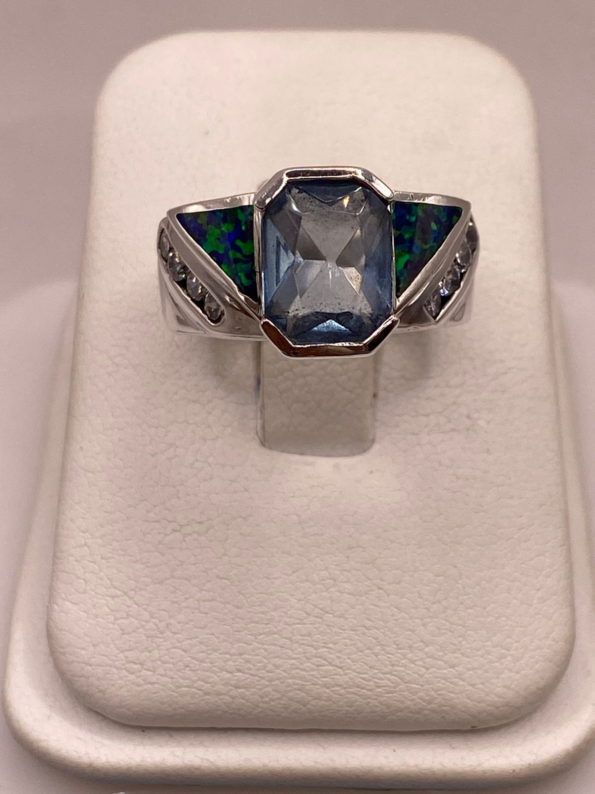 ANILLO CONTEMPORÁNEO DE PLATA LEY 925 CON ÓPALO DE FUEGO Y ZIRCONIA AZUL CELESTE