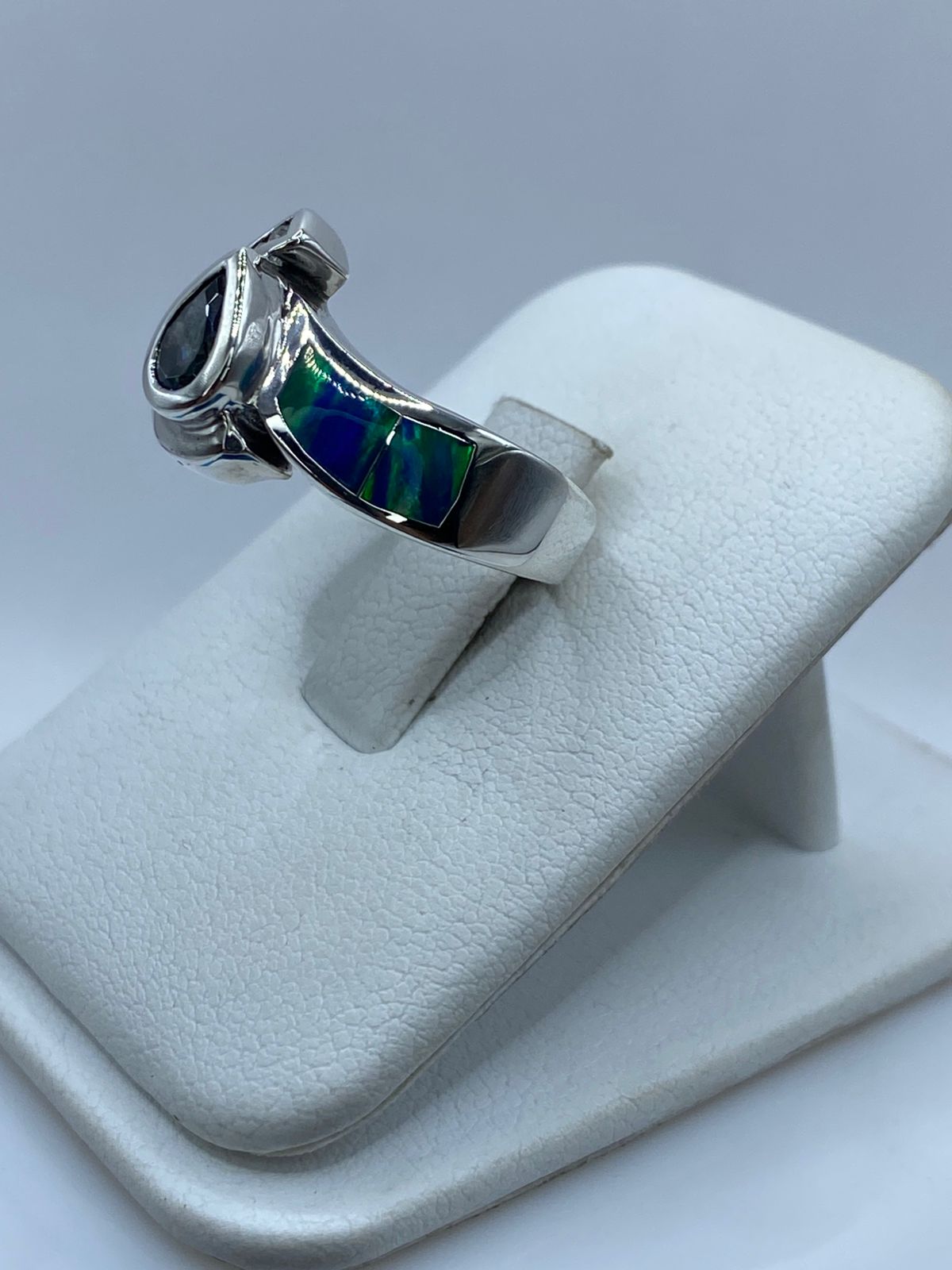 ANILLO CONTEMPORÁNEO DE PLATA LEY 925 CON ÓPALO DE FUEGO Y ZIRCONIAS
