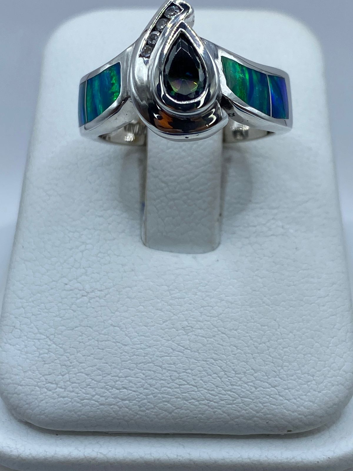ANILLO CONTEMPORÁNEO DE PLATA LEY 925 CON ÓPALO DE FUEGO Y ZIRCONIAS