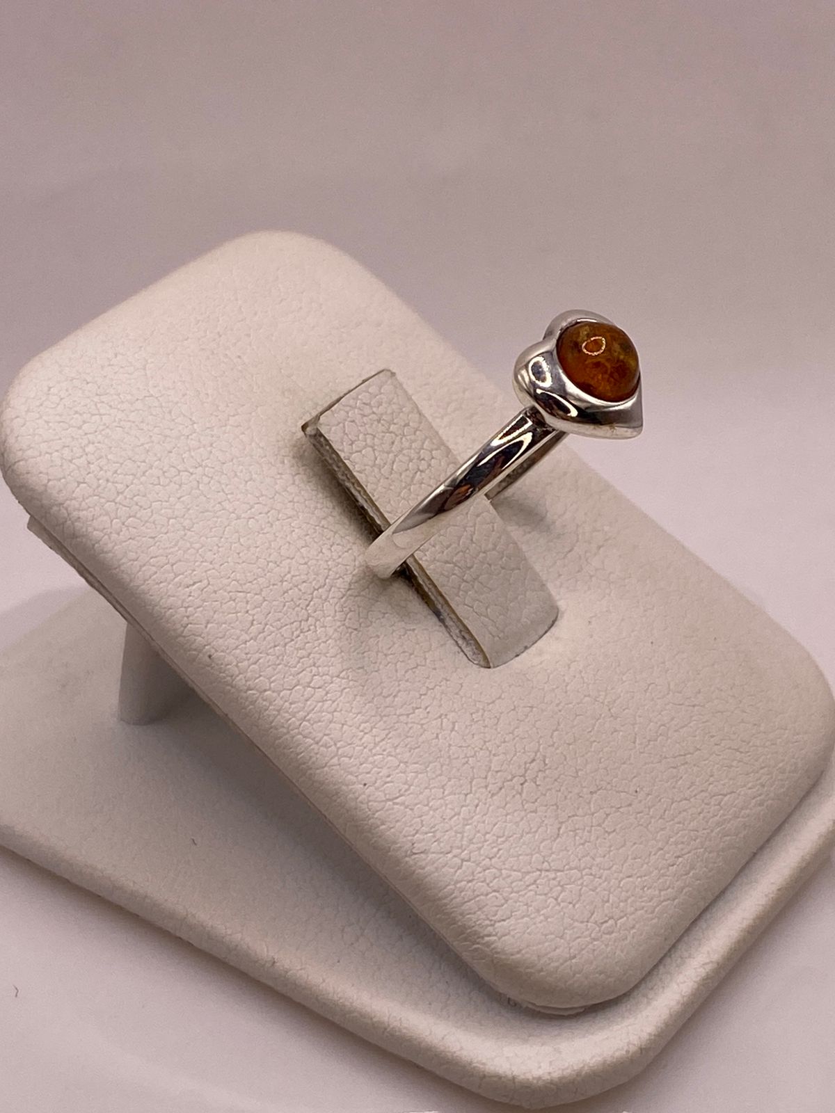 Anillo Corazón con Ámbar en Plata Ley 925