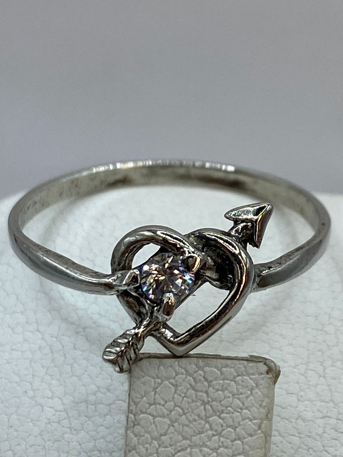 Anillo Corazón con Flecha y Zirconia en Plata 925